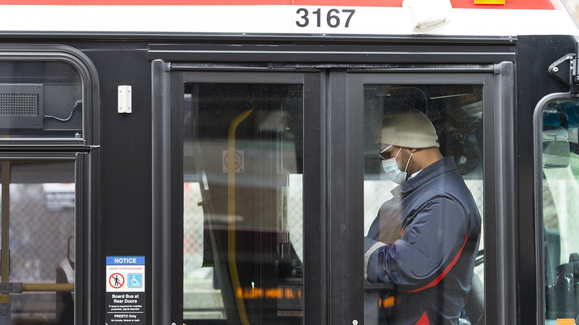 Un travailleur de la TTC est montré dans un autobus pendant son quart de travail à Toronto le 23 avril 2020. La police continue d'enquêter après que jusqu'à 15 jeunes auraient attaqué deux employés de la Toronto Transit Commission dans un autobus.