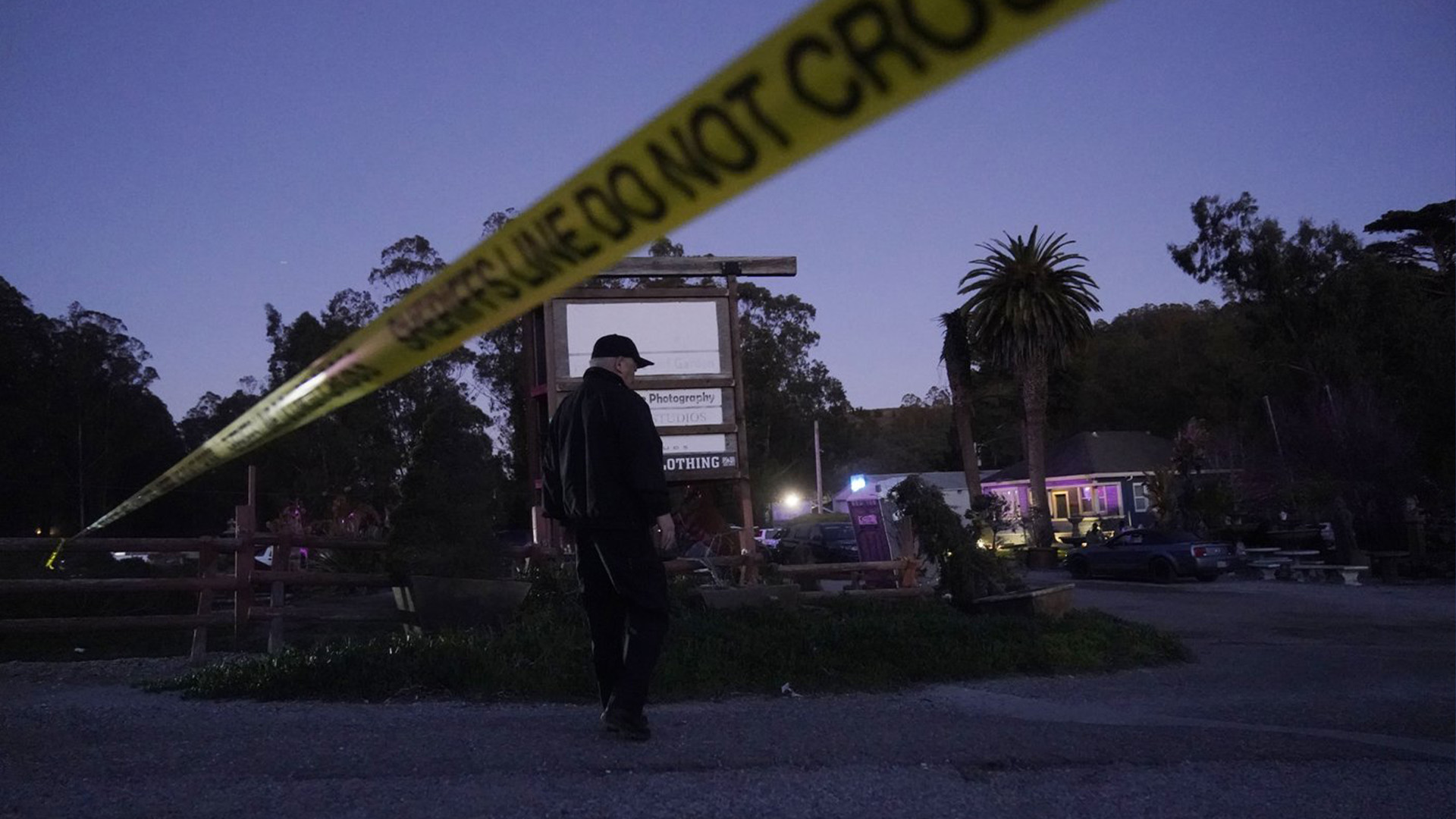 Une bande de police est placée près de la scène d'une fusillade lundi 23 janvier 2023 à Half Moon Bay, en Californie.