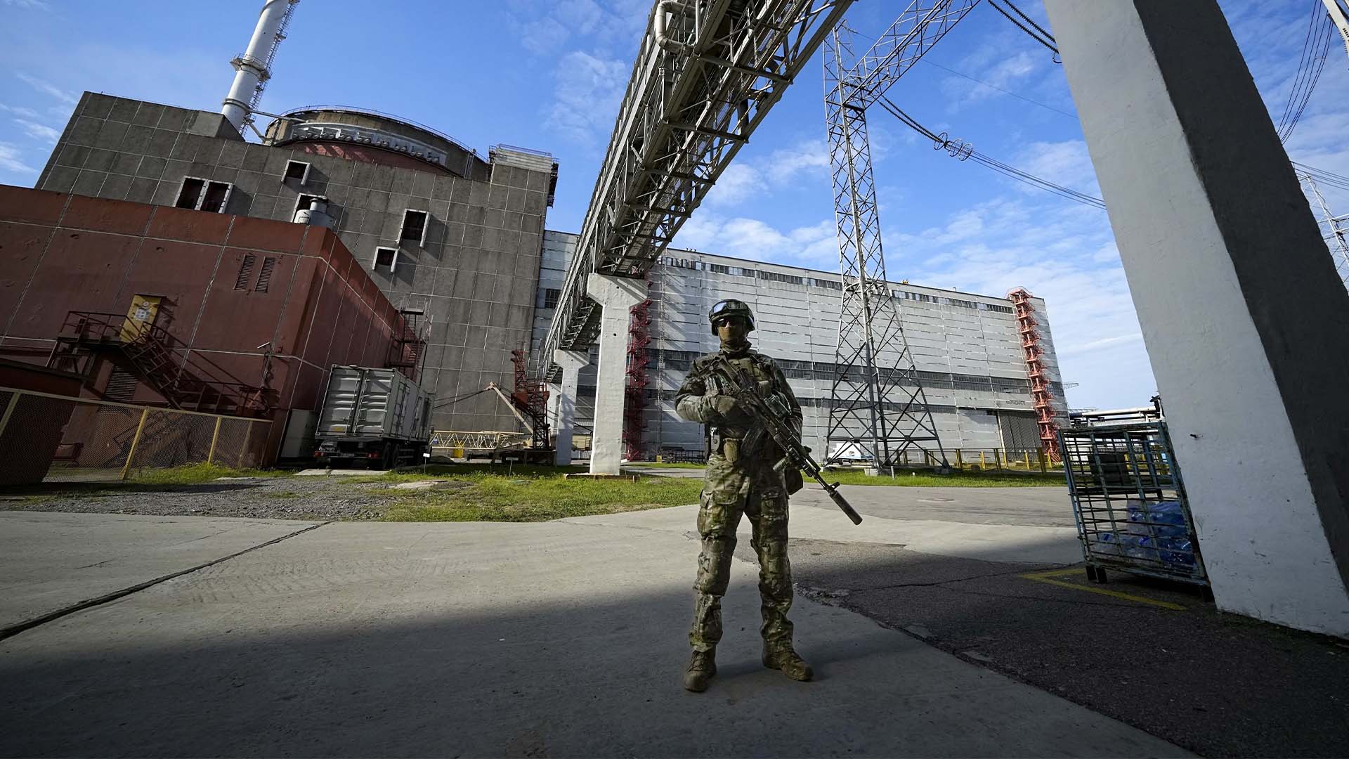 Un militaire russe garde une zone de la Centrale nucléaire de Zaporijjia dans un territoire sous contrôle militaire russe, dans le sud-est de l'Ukraine, le 1er mai 2022.