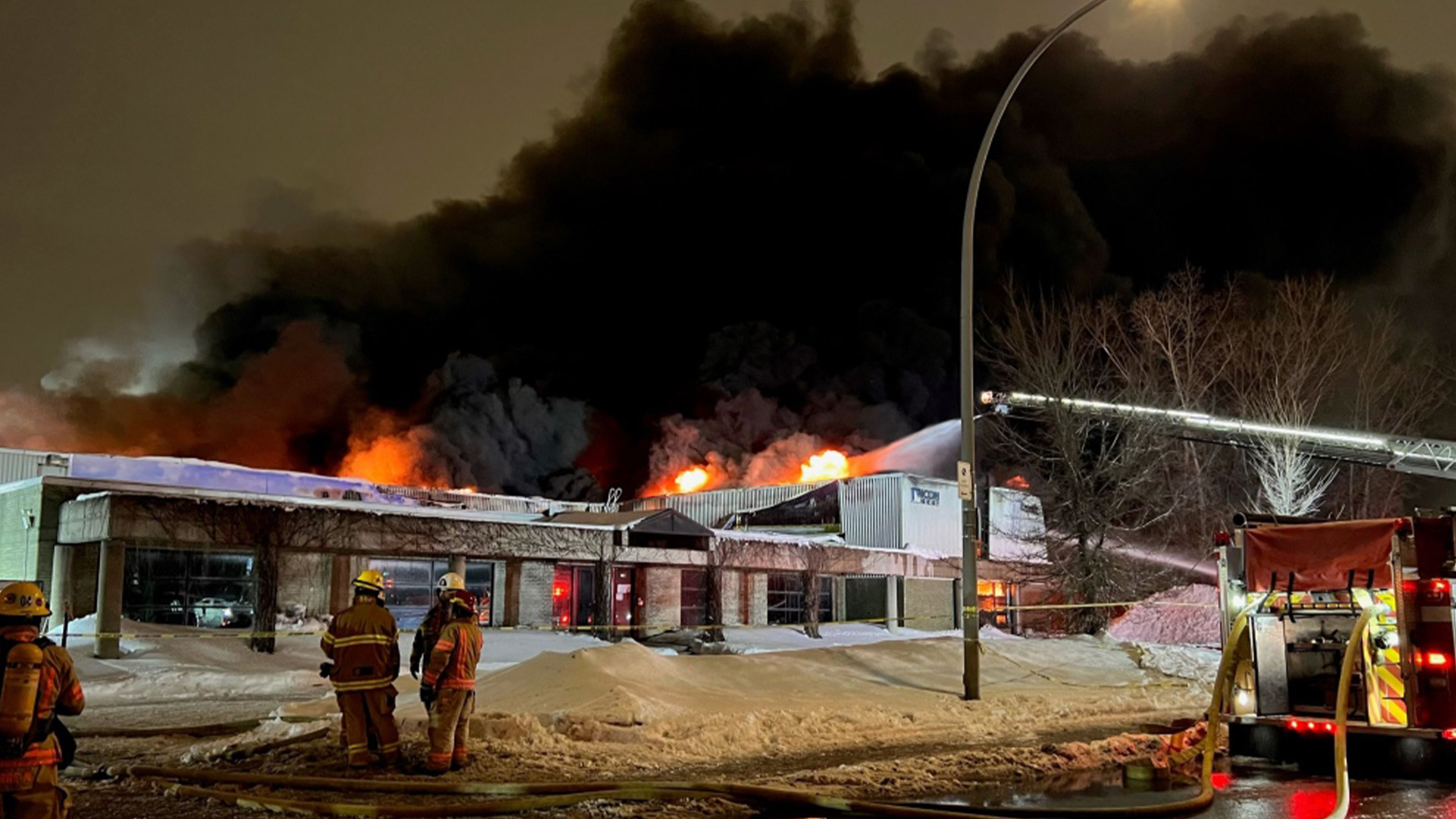 Les pompiers répondent à un incendie majeur dans un immeuble commercial sur le boulevard Pitfield dans l'arrondissement Saint-Laurent à Montréal le lundi 23 janvier 2023.
