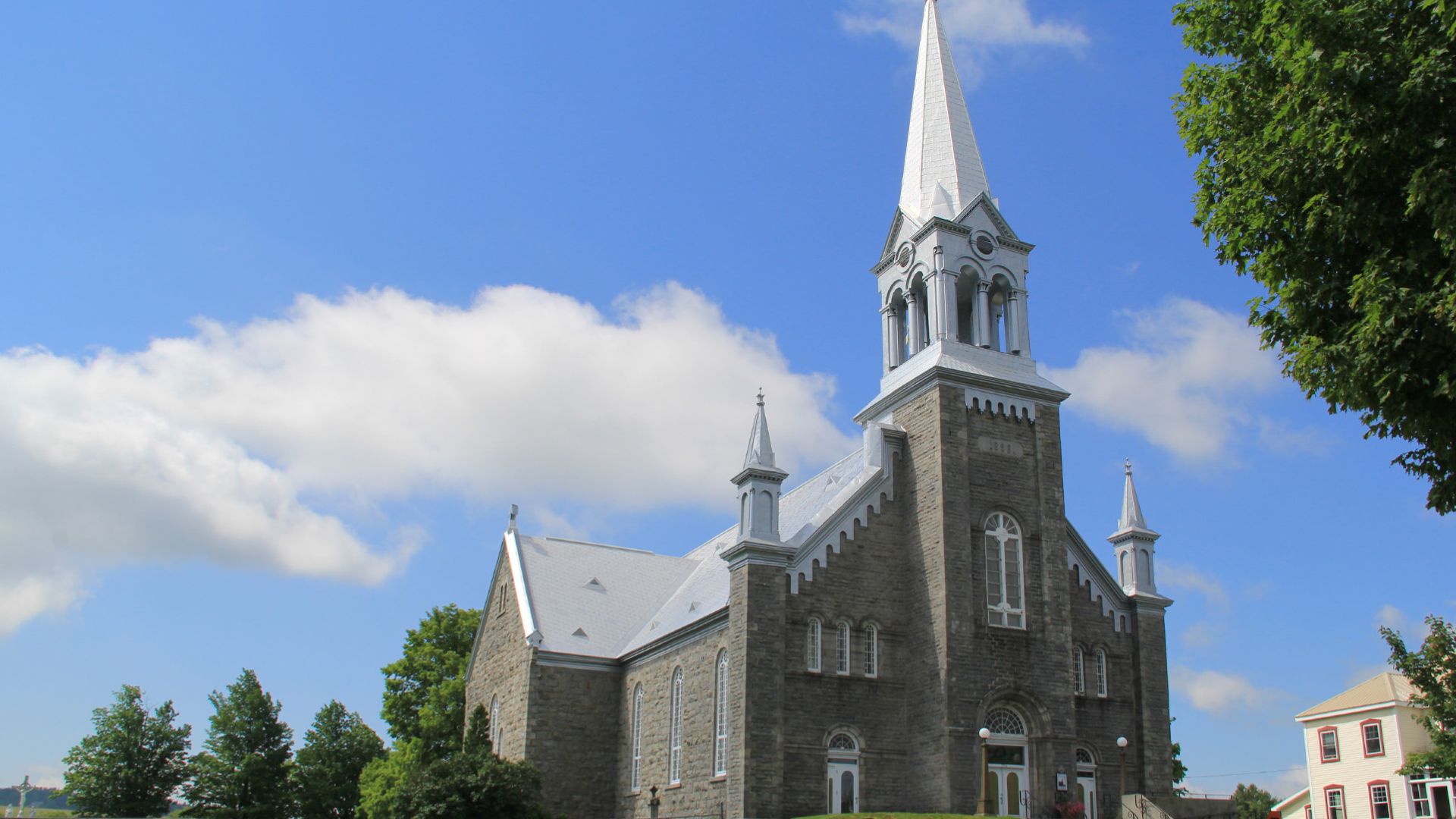 L'Archidiocèse de Sherbrooke annonce la fermeture des trois églises en Estrie, dont celle de la municipalité de Saint-Herménégilde. 