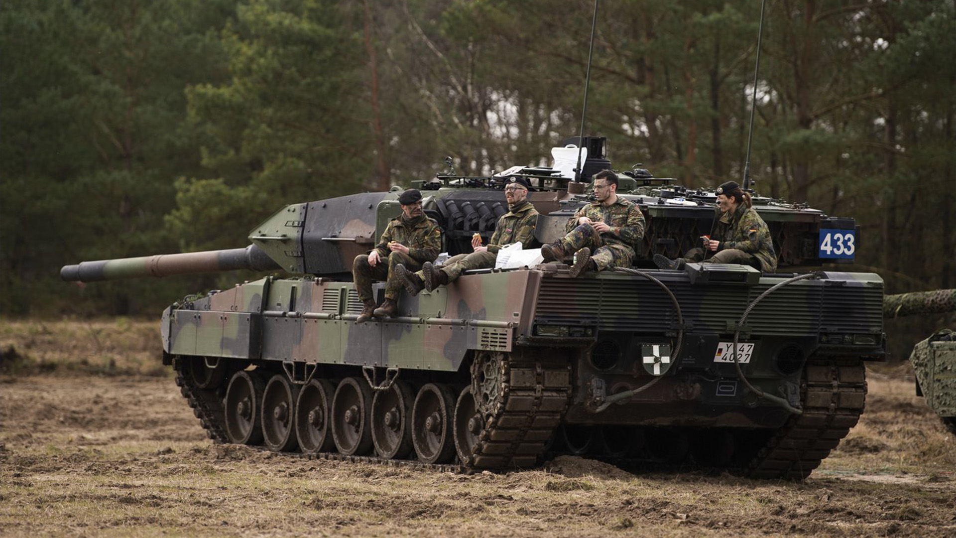 Un équipage du char de combat principal Leopard 2 A7V du bataillon d'entraînement 93 de la Bundeswehr, fait une pause lors d'un exercice dans la zone d'entraînement de Munster, en Allemagne, le mercredi 16 mars 2022.