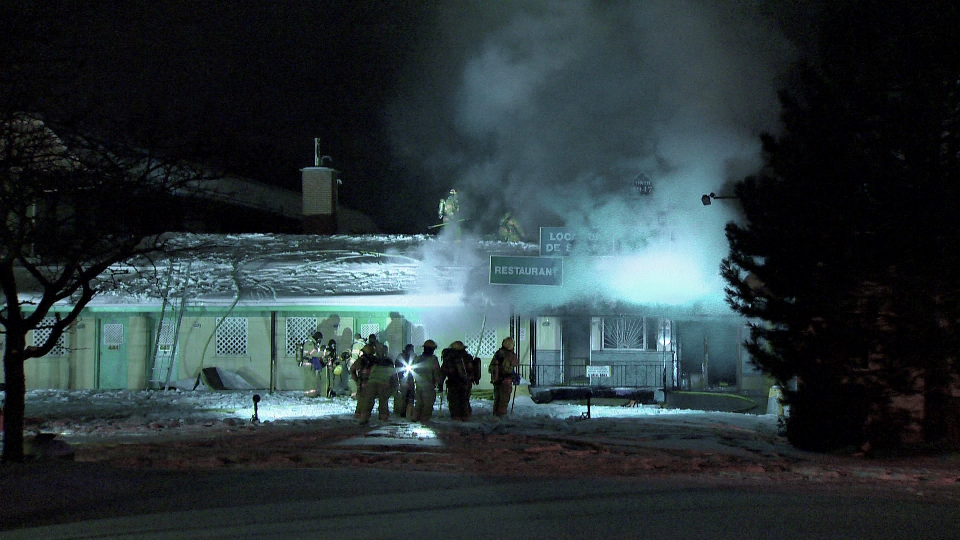 Incendie majeur à l'ancien motel Oscar du boulevard Taschereau à Longueuil. Plus de 80 pompiers ont été dépêchés sur place pour maitriser les flammes.  