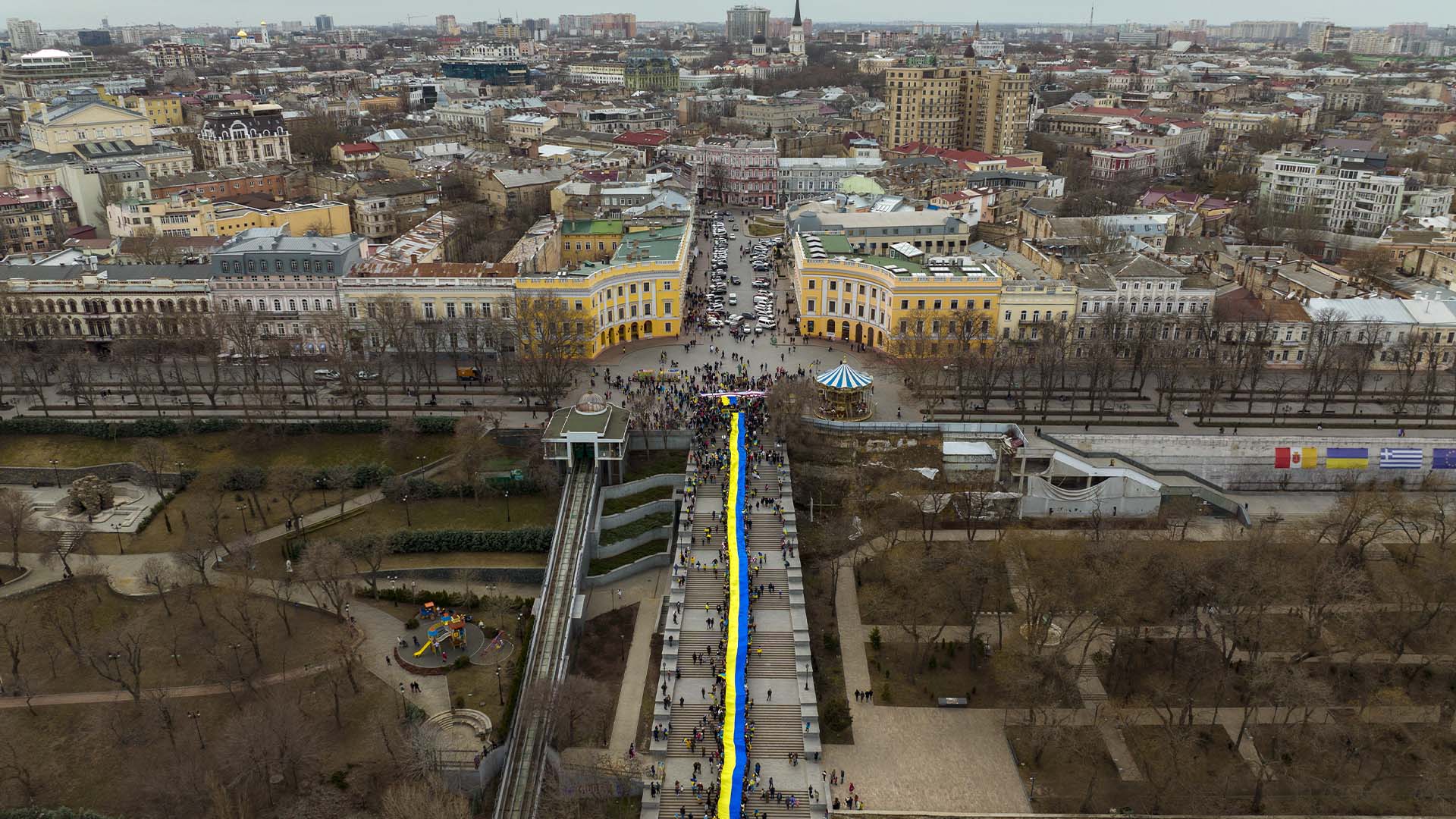 Des manifestants tenant un énorme drapeau ukrainien ont défilé dans la rue à Odessa, en Ukraine, le 20 février 2022. 