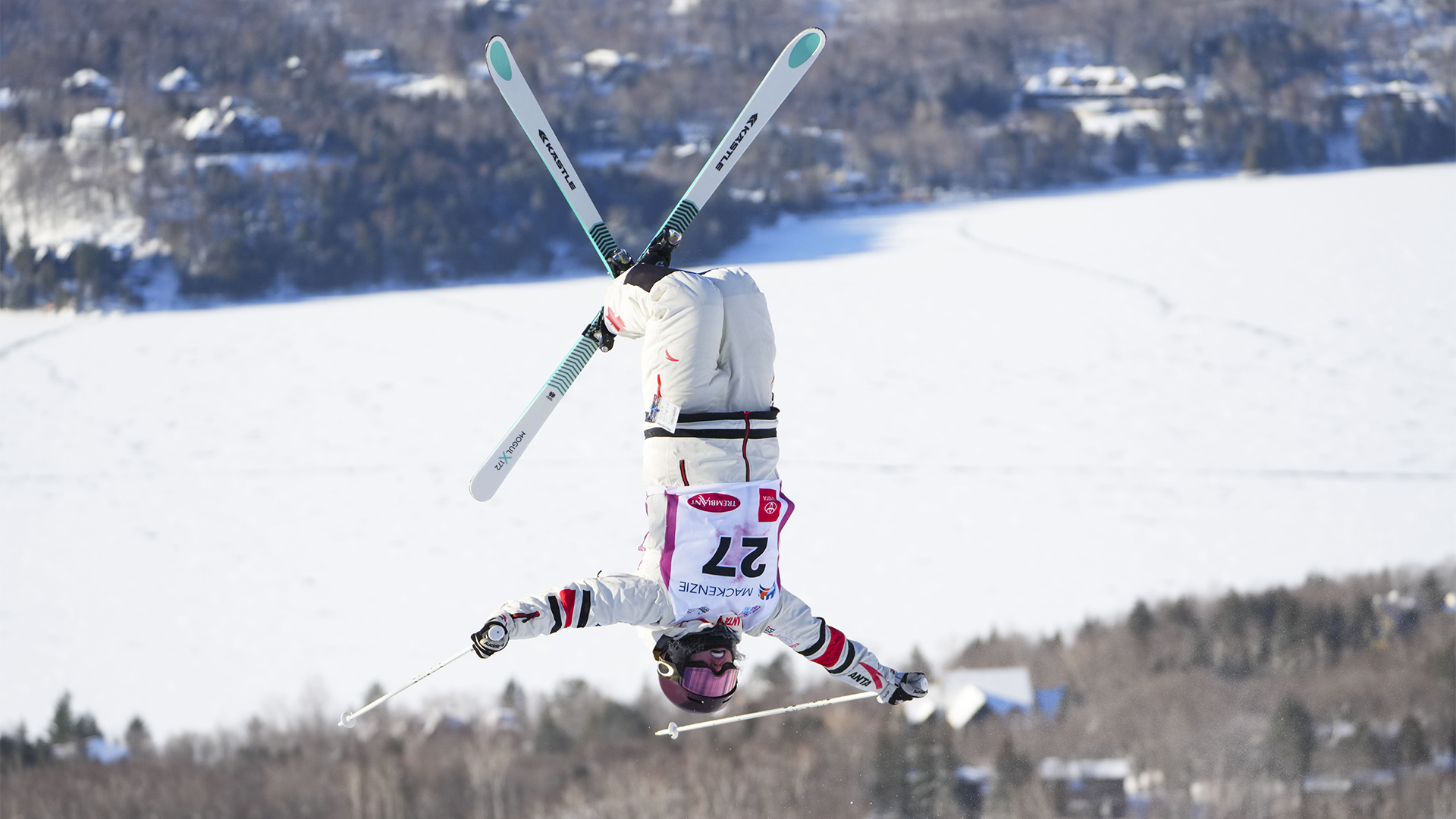 Laurianne Desmarais-Gilbert du Canada participe à la Coupe du monde féminine de ski acrobatique au Mont Tremblant, au Québec, le samedi 8 janvier 2022.