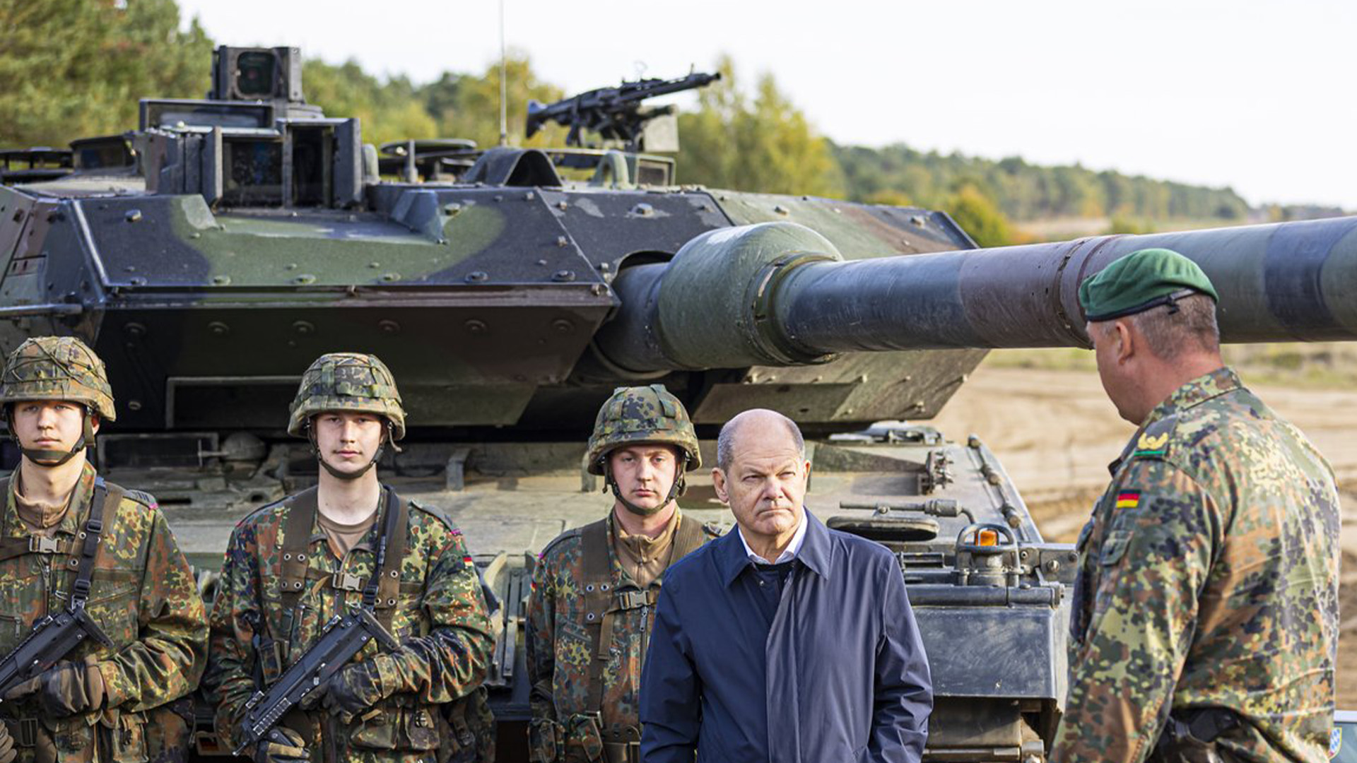 Le chancelier allemand Olaf Scholz se tient aux côtés de soldats de l'armée allemande de la Bundeswehr devant un char de combat principal "Leopard 2" lors d'un exercice d'entraînement et d'instruction à Ostenholz, en Allemagne, le lundi 17 octobre 2022. Scholz devrait annoncer mercredi 25 janvier 2023 que son gouvernement approuvera la fourniture de chars de combat de fabrication allemande à l'Ukraine.