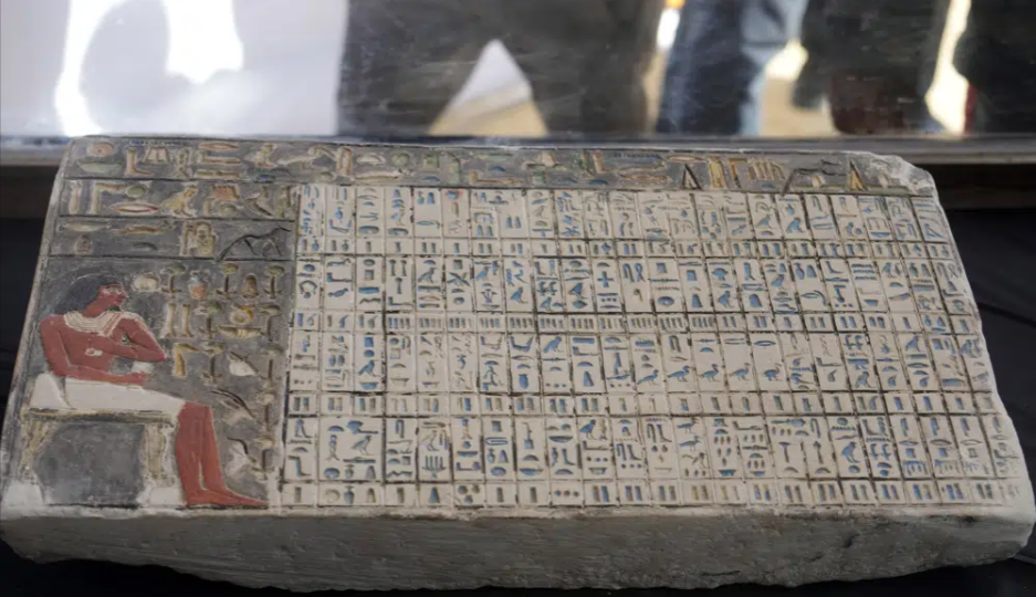 L'Égypte a dévoilé jeudi des dizaines de nouvelles découvertes archéologiques, dont deux tombes anciennes, dans une nécropole pharaonique juste à l'extérieur de la capitale Le Caire.