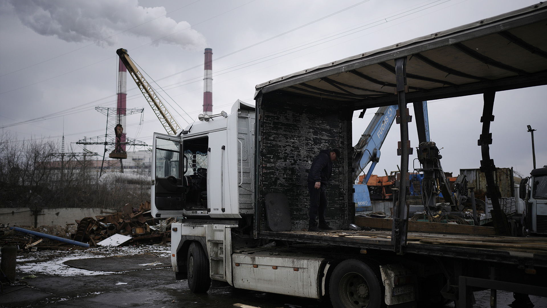 Un homme vérifie un camion endommagé sur le site d'une attaque à la roquette à Kyiv, en Ukraine, le jeudi 26 janvier 2023.