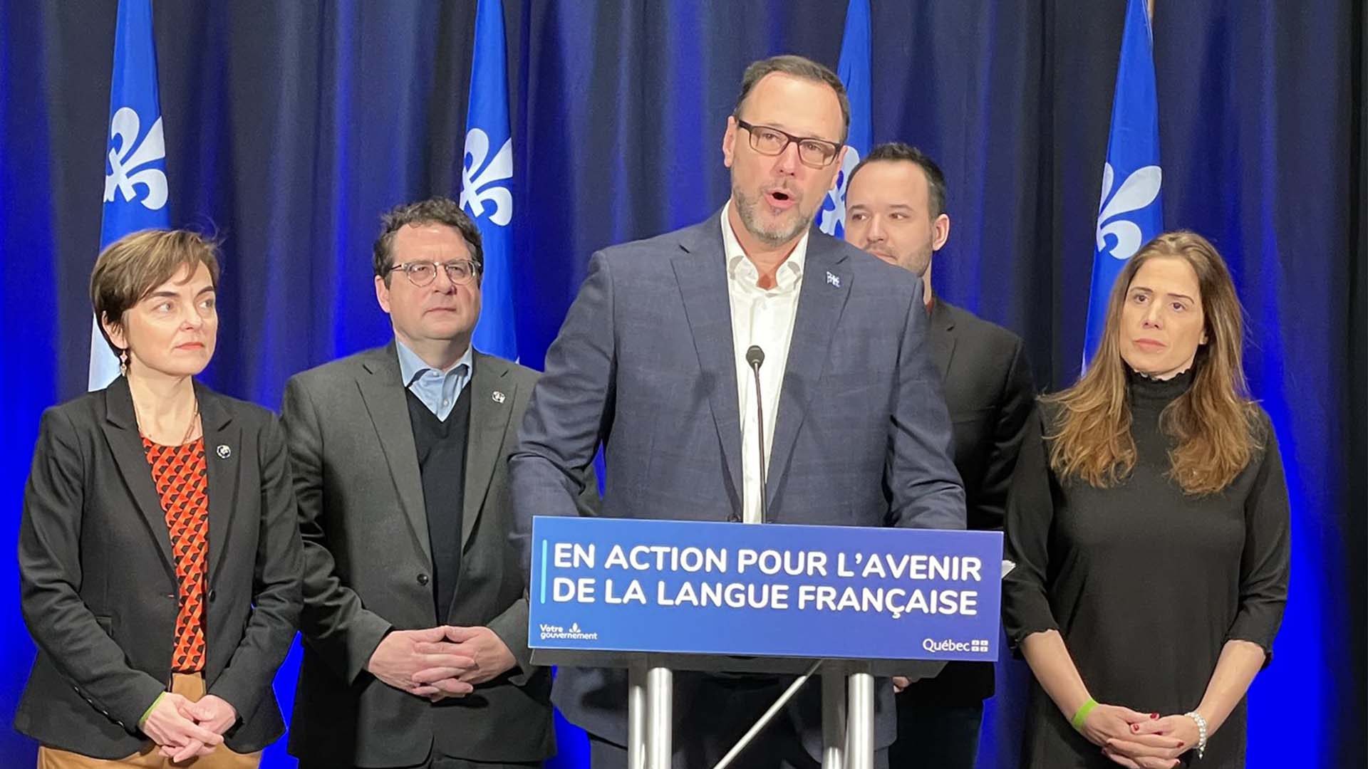 Le ministre de la Langue française, Jean-François Roberge, accompagné d'autres ministres du cabinet de François Legault lors de l'annonce d'un groupe d'action pour l'avenir de la langue française, le 27 janvier 2023 à Laval.