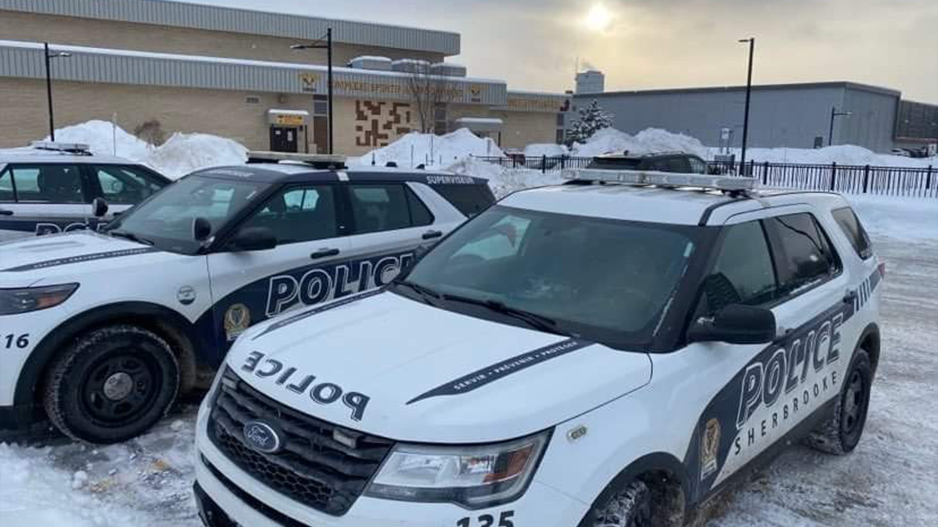 Le Service de police de Sherbrooke avait procédé à l'arrestation d'un individu de 26 ans, en lien avec l'appel à la bombe effectué à l'endroit de l'école secondaire du Triolet de Sherbrooke, le 27 janvier dernier. L'individu a été arrêté de nouveau à Québec, mercredi matin.