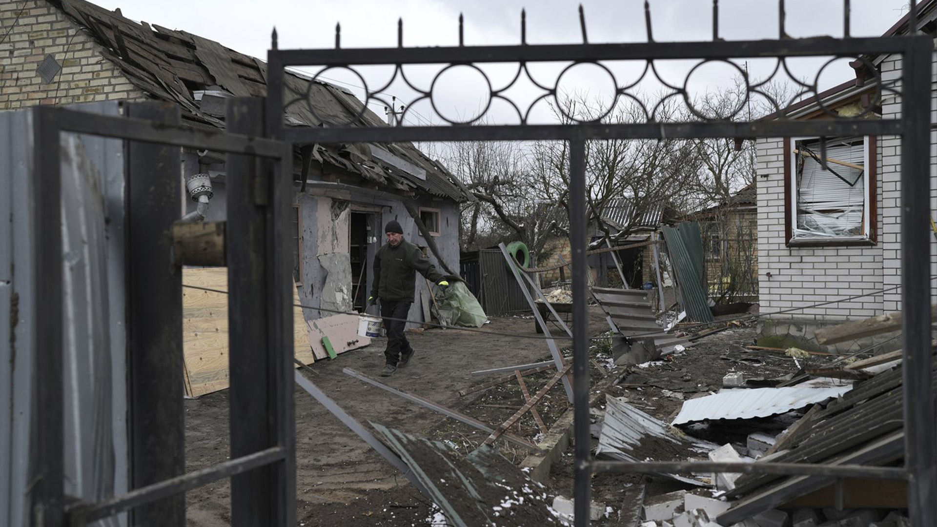 Les bombardements russes ont tué au moins 10 civils ukrainiens et en ont blessé 20 autres en une journée, a rapporté vendredi le bureau du président ukrainien, alors que le pays s'efforçait de se remettre d'une précédente vague de frappes de missiles et d'attaques de drones russes.