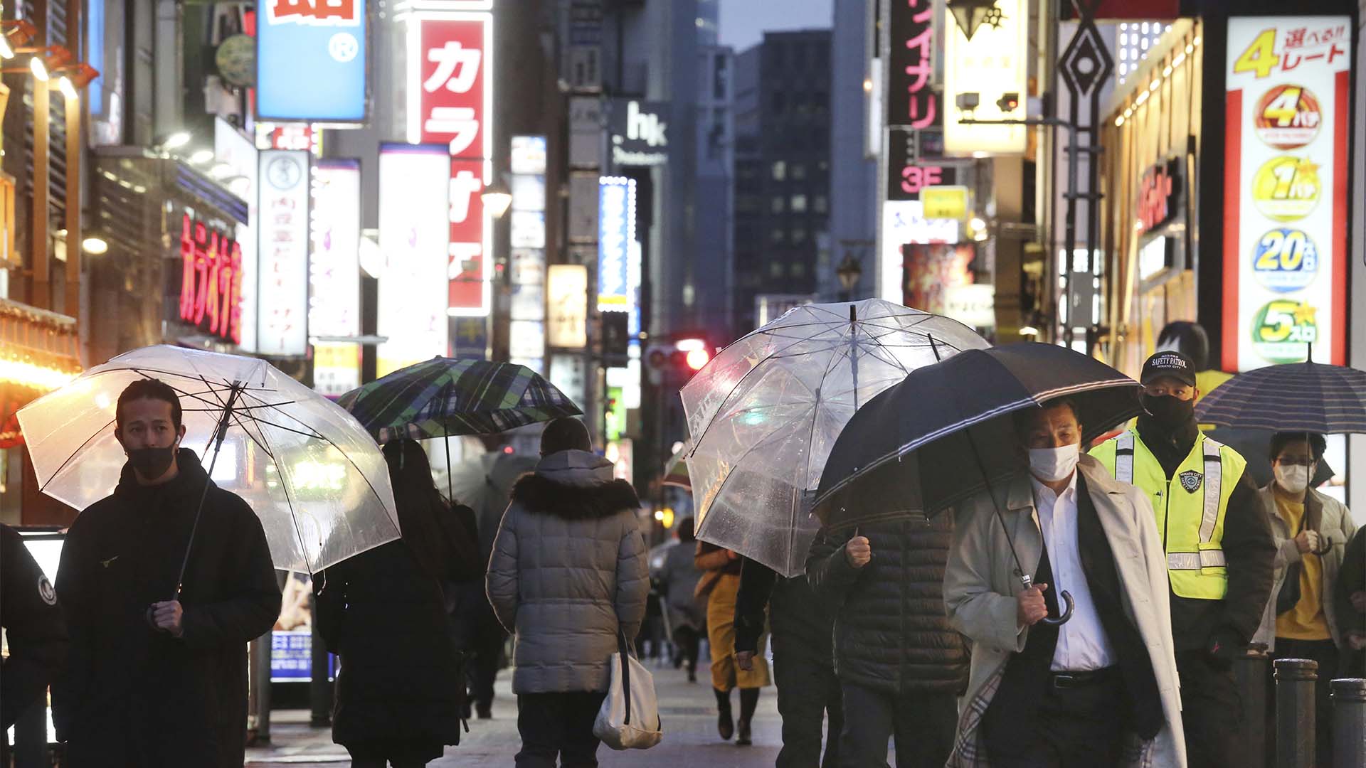 Des personnes marchent le long d'une rue bordée de bars et de restaurants à Tokyo, en mars 2022 | Archives.