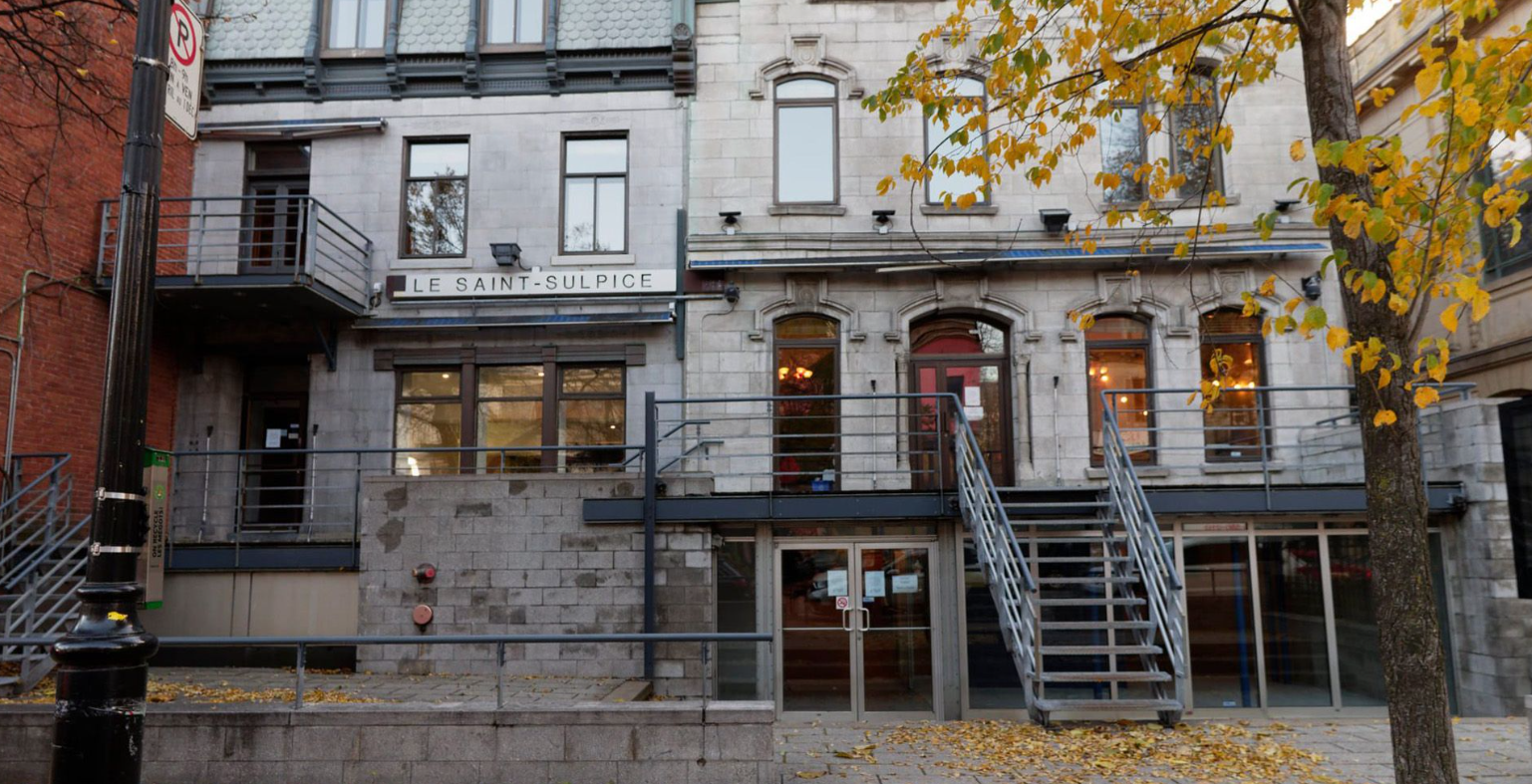 Le Café-Bar Le Saint-Sulpice, situé sur la rue Saint-Denis Montréal, «fermera définitivement ses portes» après 43 années d’existence.