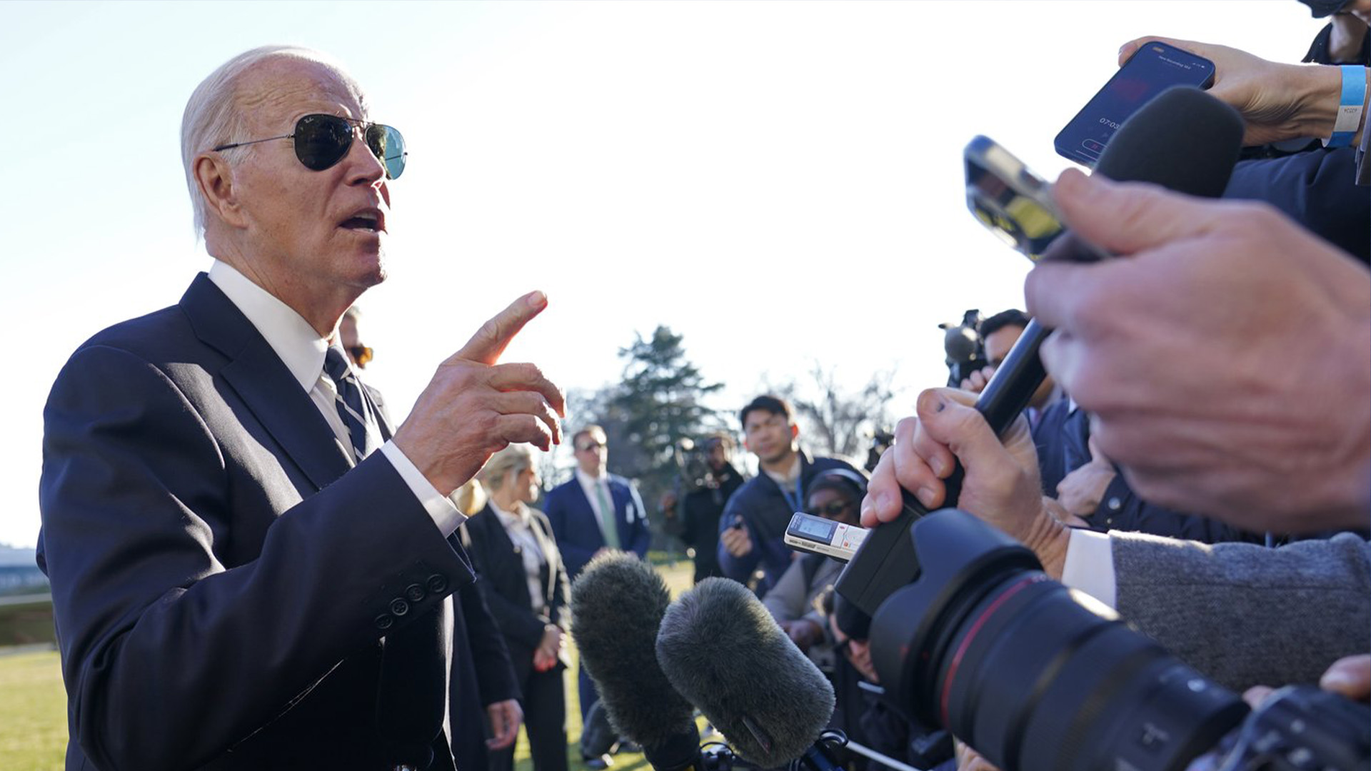 Le président Joe Biden s'entretient avec des journalistes sur la pelouse sud de la Maison Blanche à Washington, le lundi 30 janvier 2023, après son retour d'un événement à Baltimore sur les infrastructures.