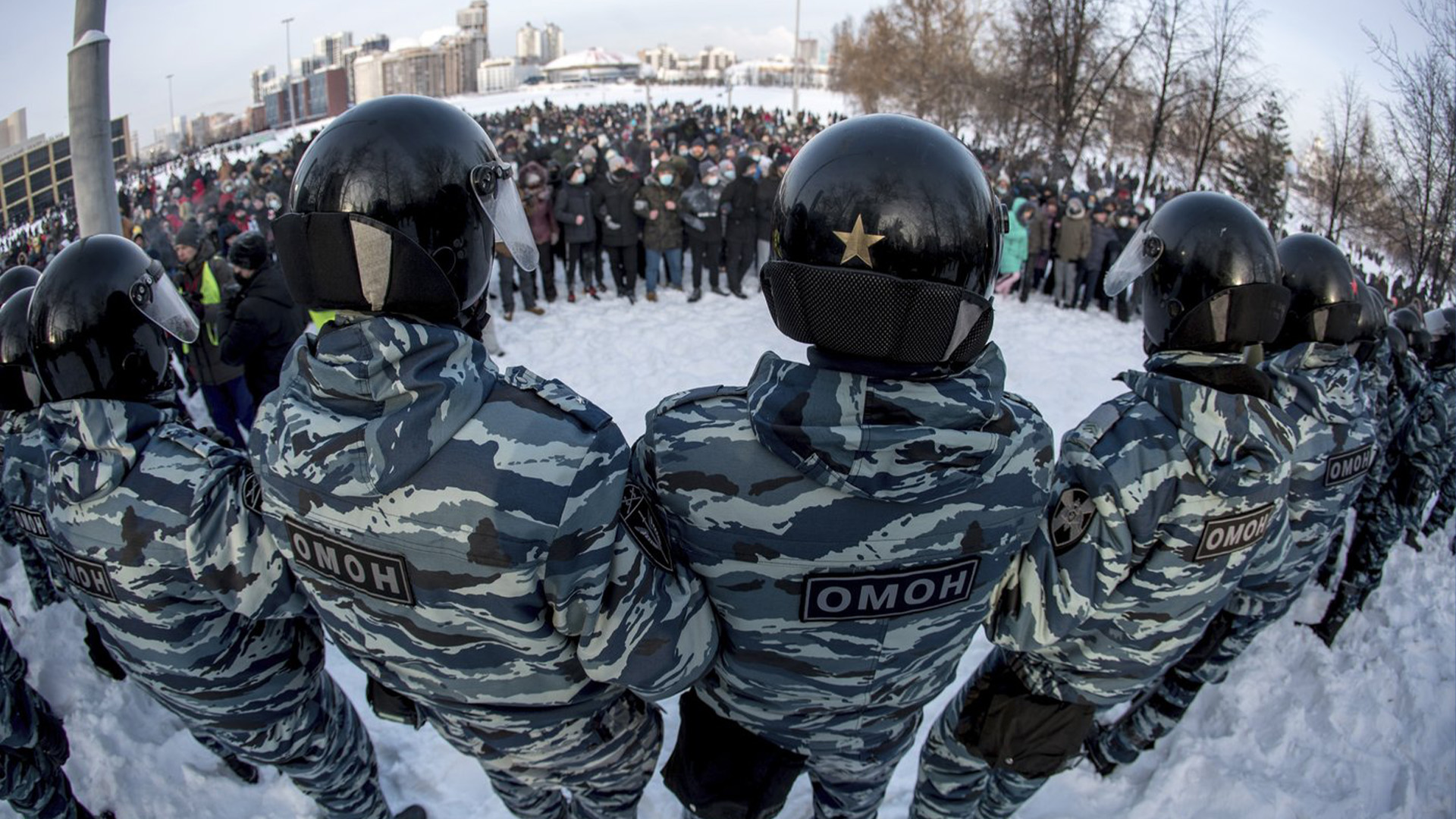La police russe bloque le chemin à des partisans de l'opposant Alexeï Navalny. 