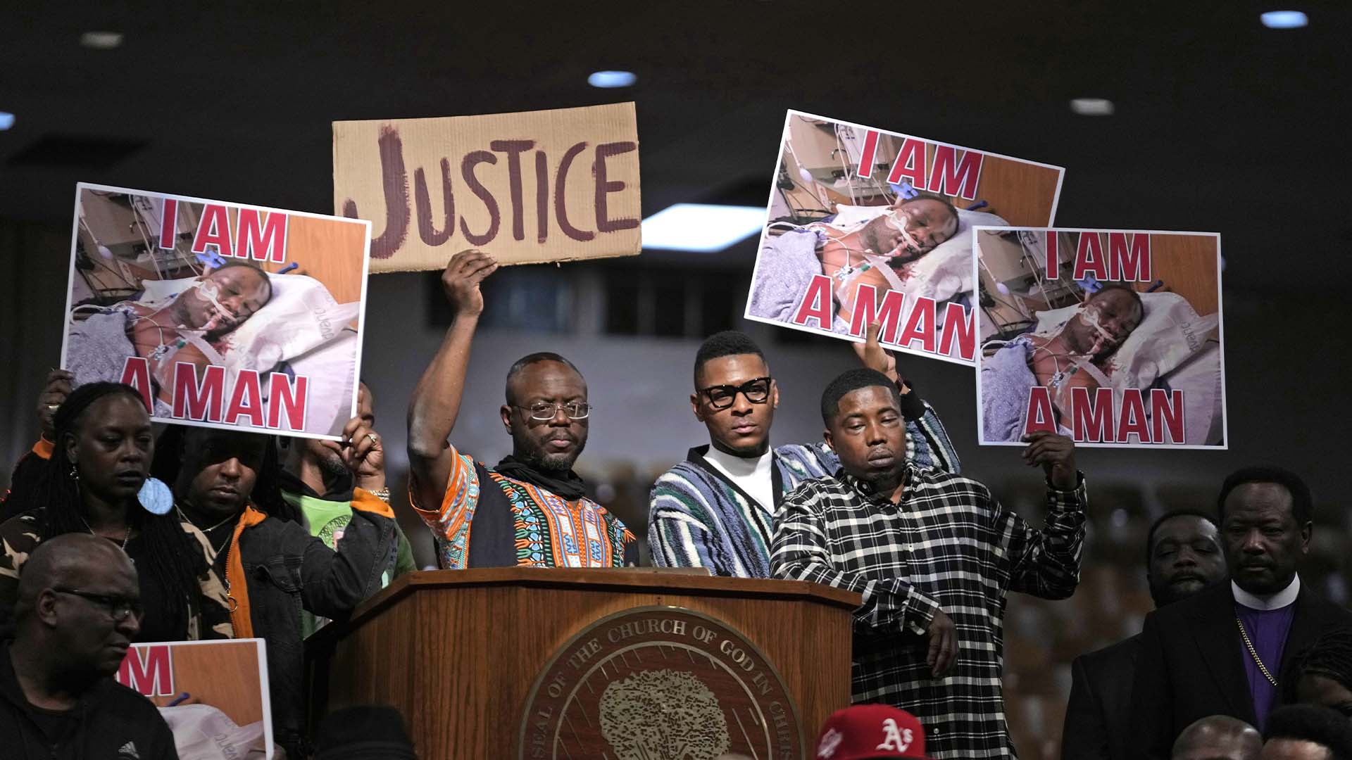 Des personnes tiennent des pancartes lors d'une conférence de presse sur la mort de Tyre Nichols, le 31 janvier 2023, à Memphis.