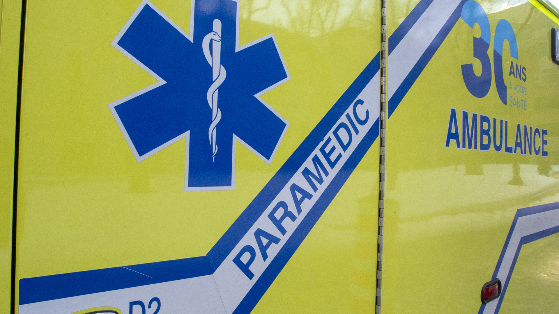 Un jeune homme de 19 ans a perdu la vie dans une violente embardée survenue jeudi soir le 30 mars 2023 à Cookshire-Eaton, en Estrie. On craint pour la vie d'un passager. Les trois autres personnes impliquées ont aussi subi de graves blessures.