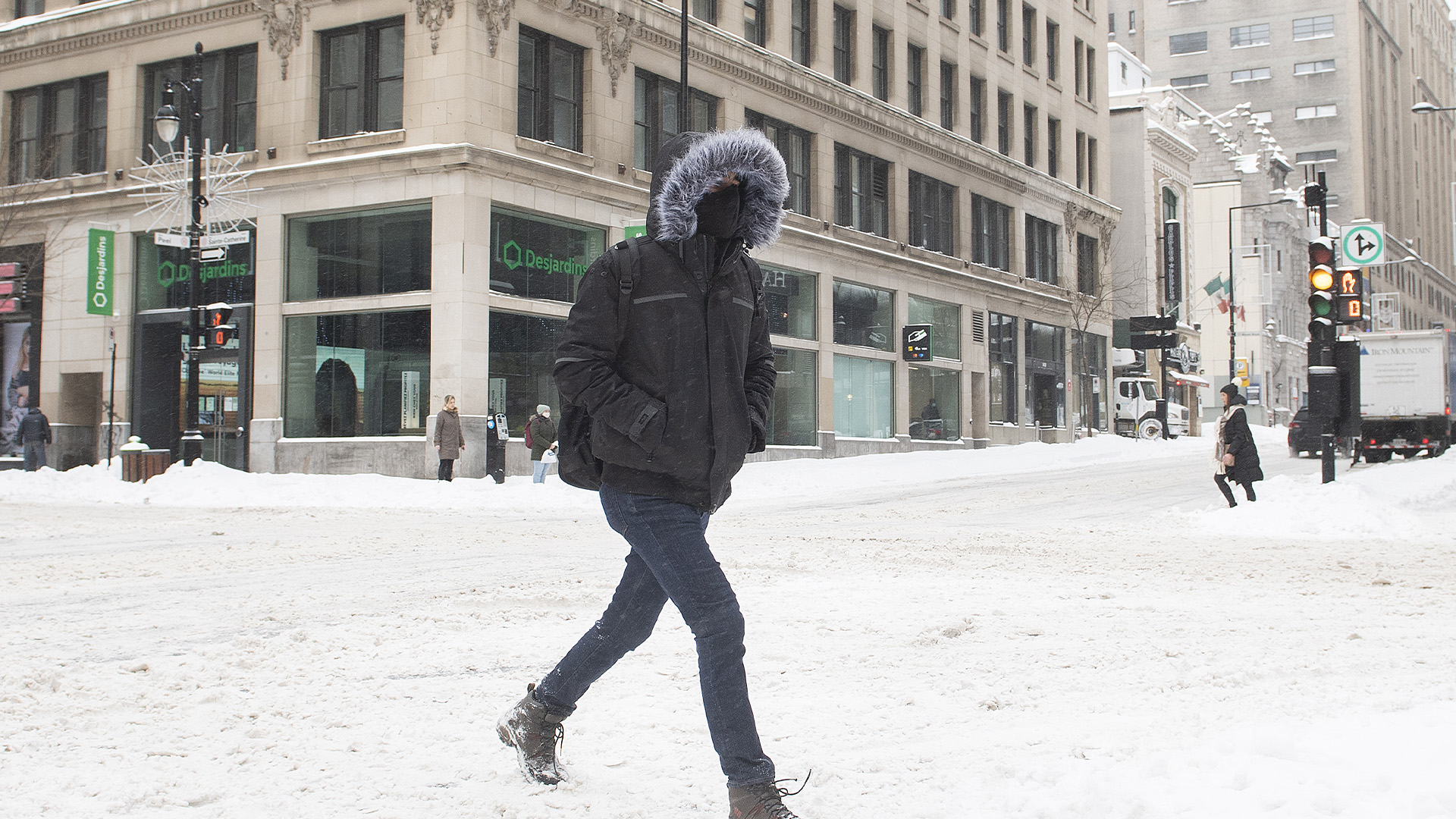 Un homme traverse la rue Sainte-Catherine à Montréal. Une vague de froid extrême sème la crainte chez des responsables de refuges de la région de Montréal.