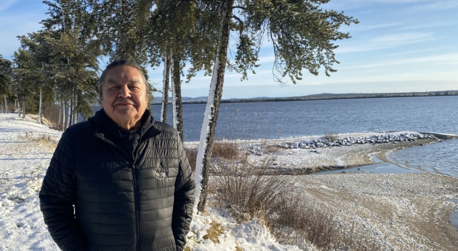 Thomas Jolly pose sur la rive du lac Champion, Nemaska, région de la Baie James dans le nord du Québec le 20 octobre 2022. 