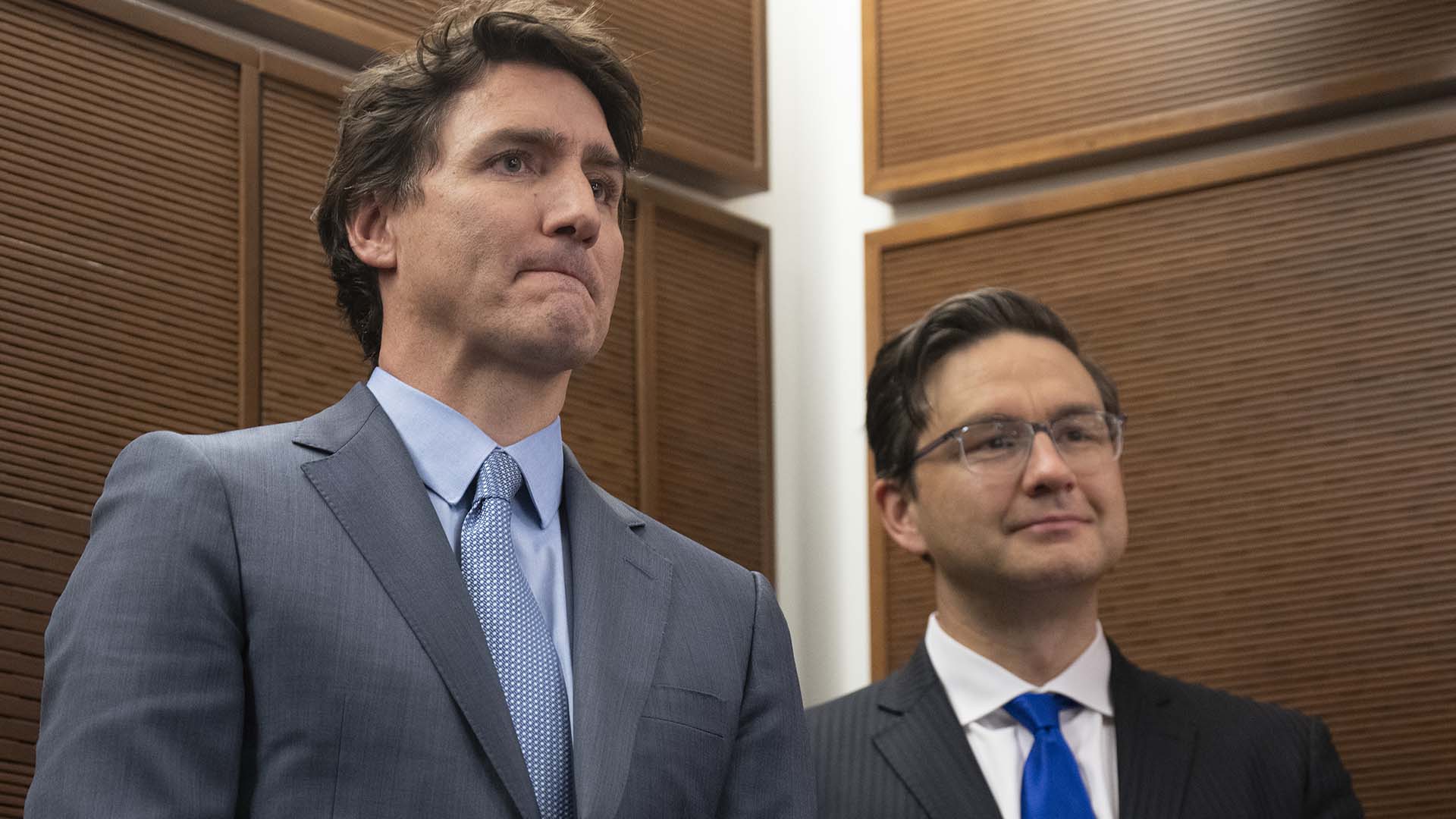 Justin Trudeau (à gauche) et le chef conservateur, Pierre Poilievre, lors d'un événement à Ottawa le 30 janvier 2023.