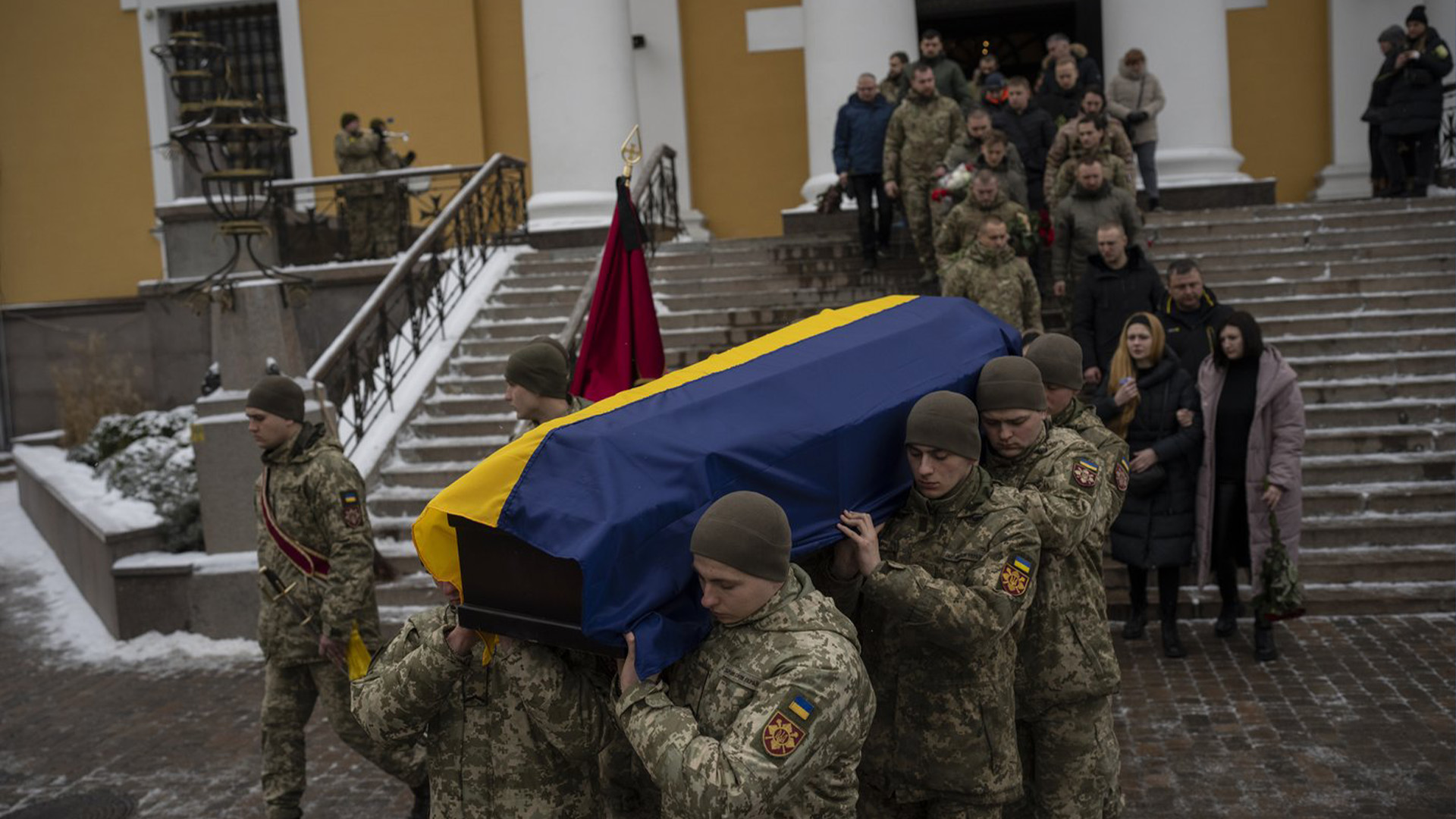 Un combattant ukrainien mort au front est porté à son dernier repos. 