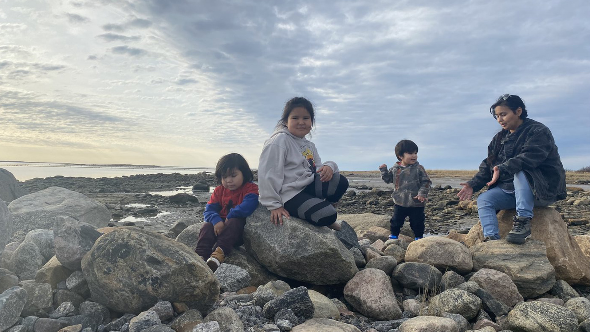 Heather House et ses enfants sont vus à Chisasibi, près de la région de la Baie James, au Québec, le 23 octobre 2022.