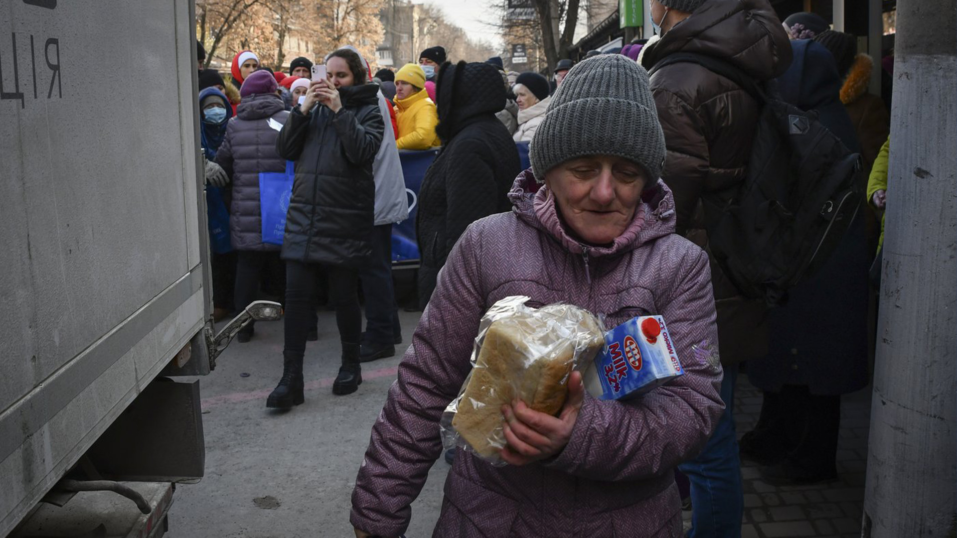Des gens profitent d'une aide alimentaire d'urgence près de Zaporijjia, en Ukraine. 