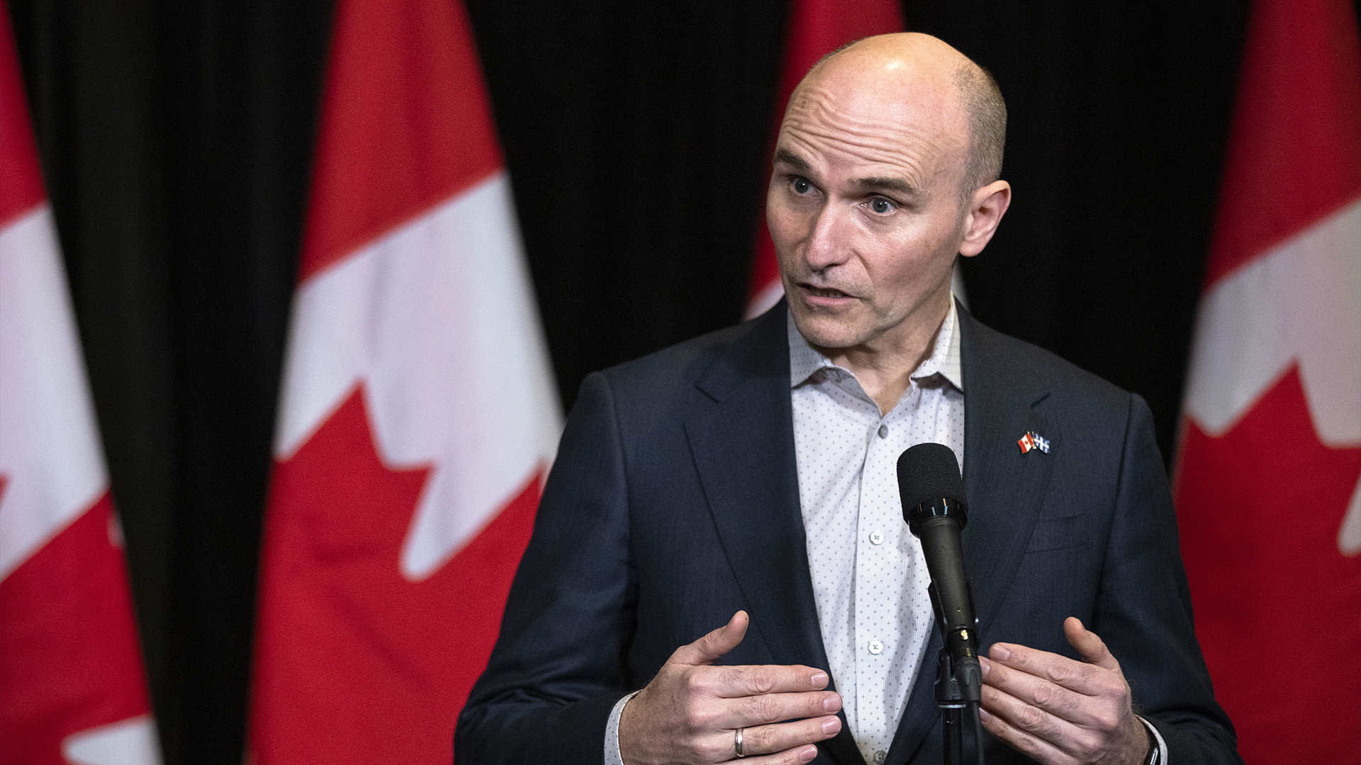 Le ministre de la Santé Jean-Yves Duclos s'adresse aux médias au Hamilton Convention Centre, à Hamilton, en Ontario, lors de la retraite du Cabinet libéral, le lundi 23 janvier 2023.