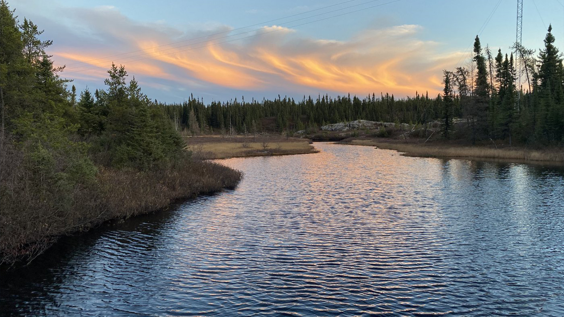 Un cours d'eau non identifié est aperçu à Nemaska, région de la Baie James dans le Nord du Québec le 25 octobre 2022.