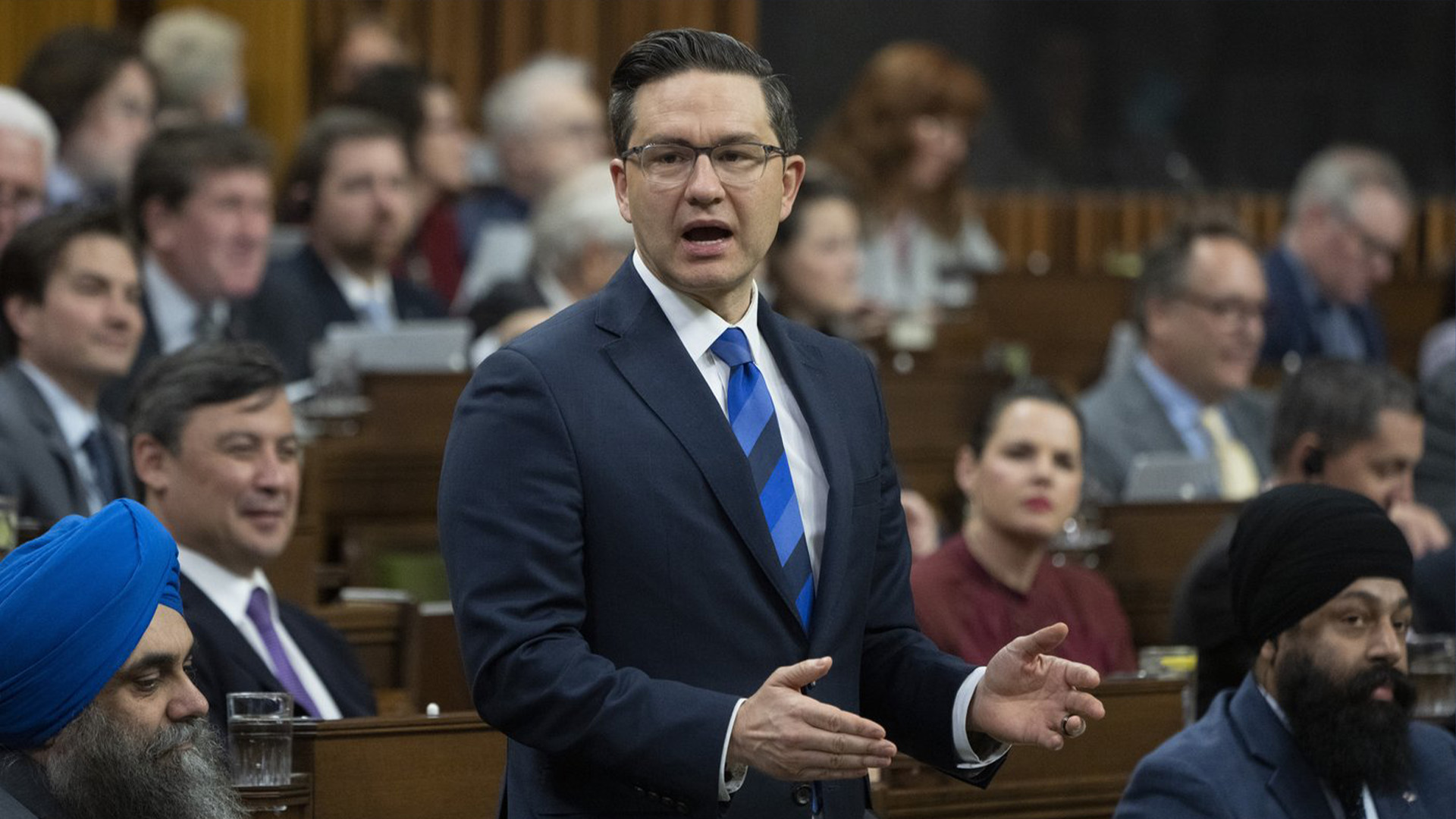 Le chef conservateur Pierre Poilievre se lève pendant la période des questions, le mardi 7 février 2023 à Ottawa.