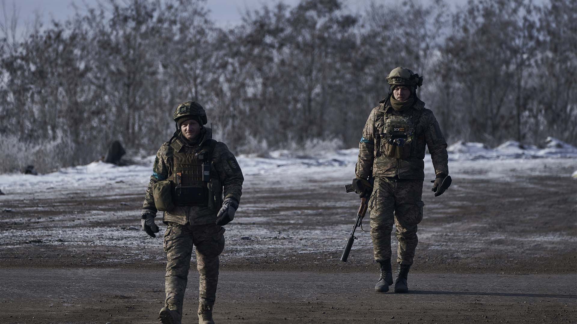 Des soldats ukrainiens se rendent à leur position sur la ligne de front près de Bakhmut, région de Donetsk, Ukraine, le jeudi 9 février 2023. 
