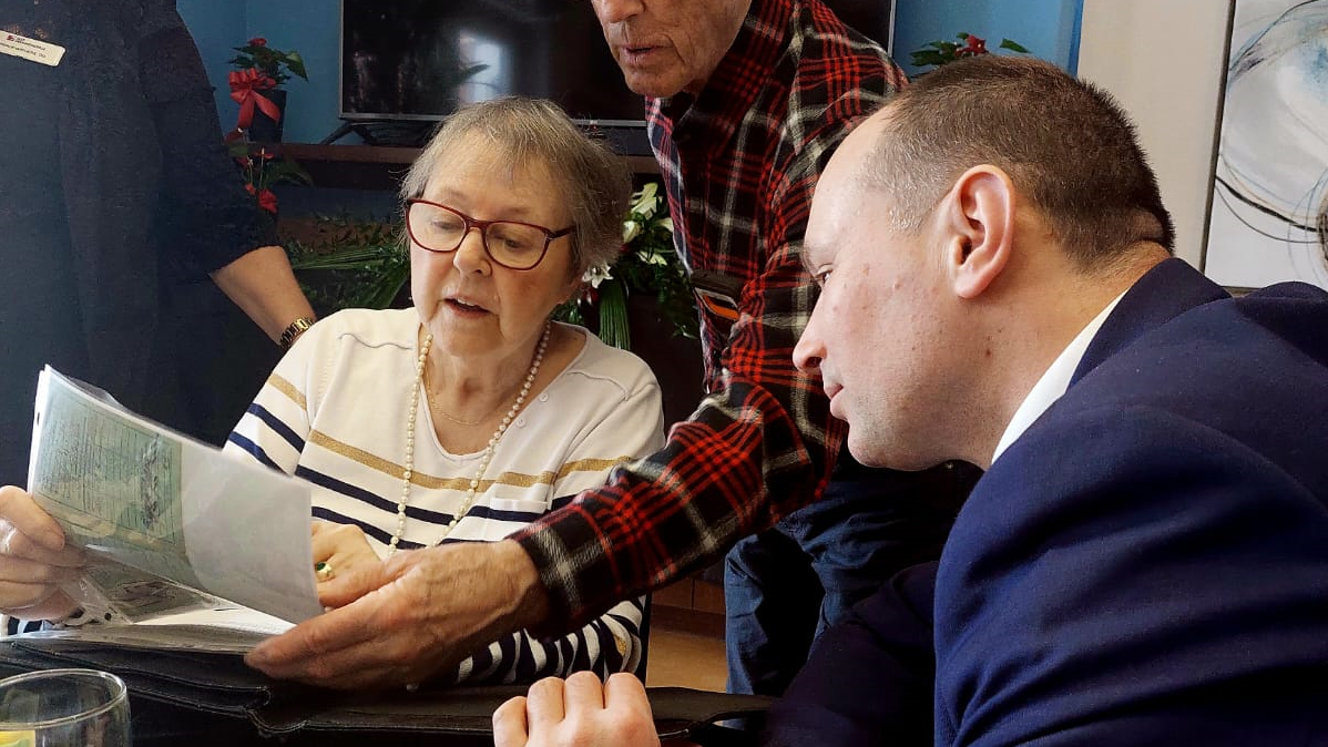 L’ambassadeur de la Pologne au Canada, Witold Dzielski, est venu la remercier personnellement à la résidence pour personnes âgées Jazz de Drummondville.