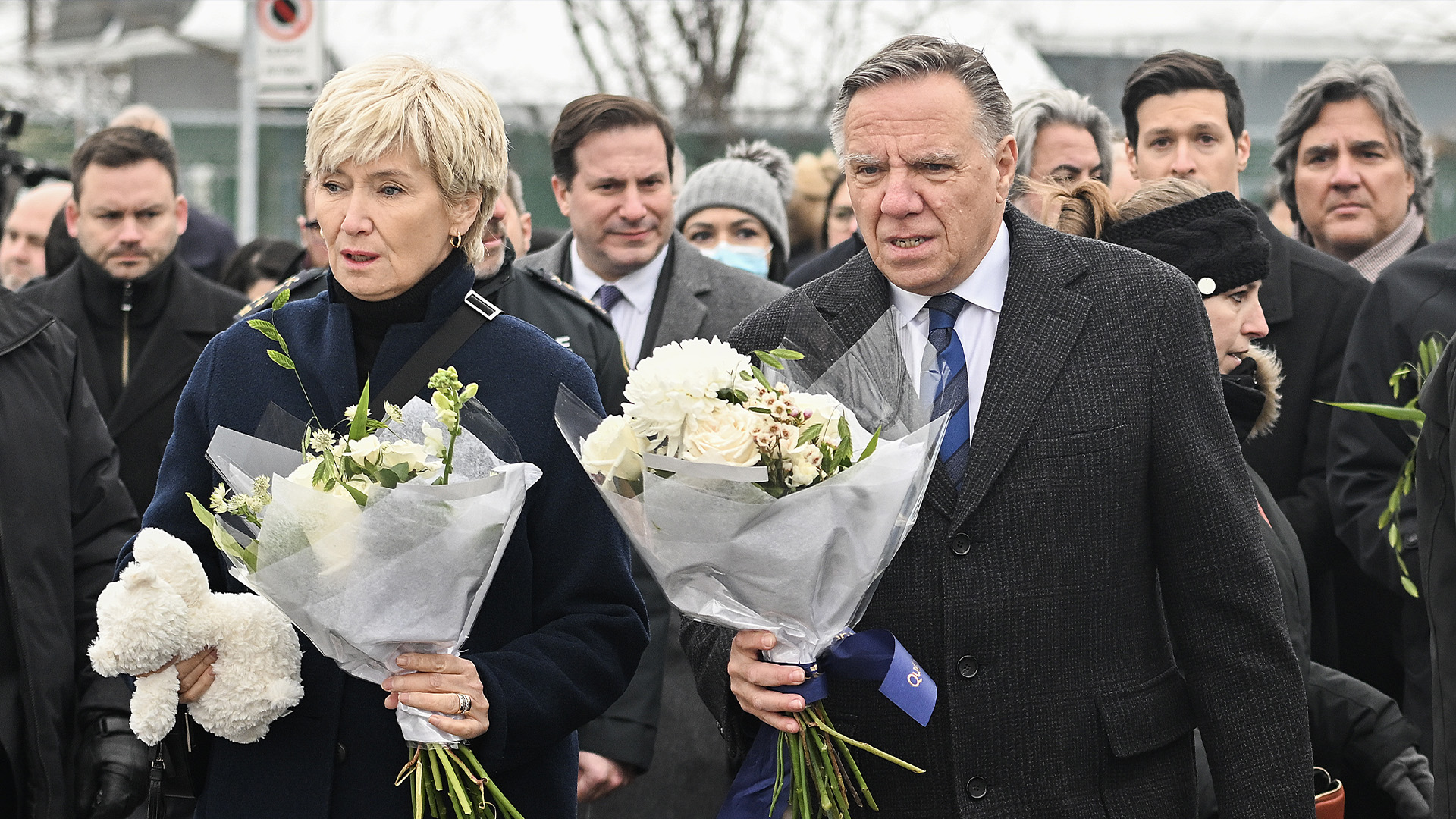 Le premier ministre du Québec François Legault et sa femme Isabelle Brais apportent des fleurs sur le site d'une garderie à Laval, au Québec, le jeudi 9 février 2023, où un autobus de la ville s'est écrasé dans le bâtiment, tuant deux enfants.
