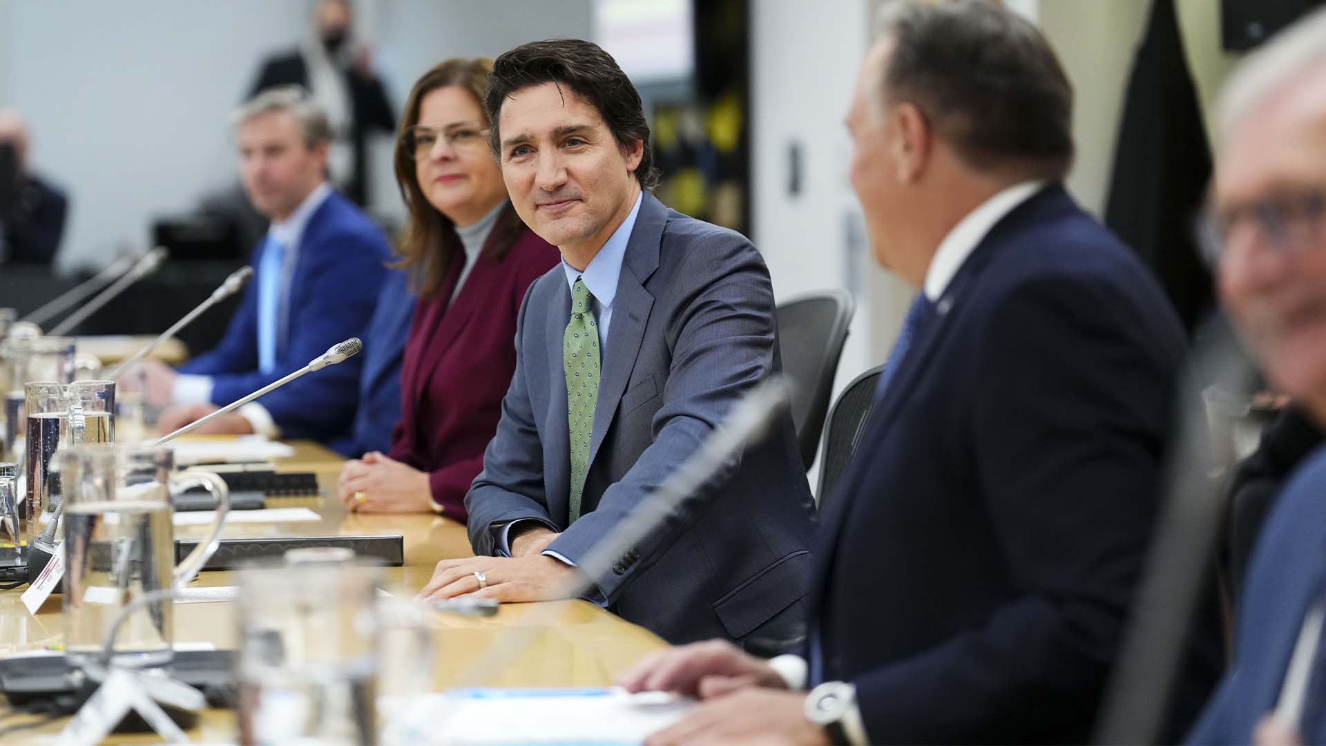 Le premier ministre Justin Trudeau est assis à côté du premier ministre du Manitoba, Heather Stefanson, à gauche, et du premier ministre du Québec, François Legault, à droite, alors qu'il rencontre les premiers ministres du Canada à Ottawa le mardi 7 février 2023 à Ottawa. 