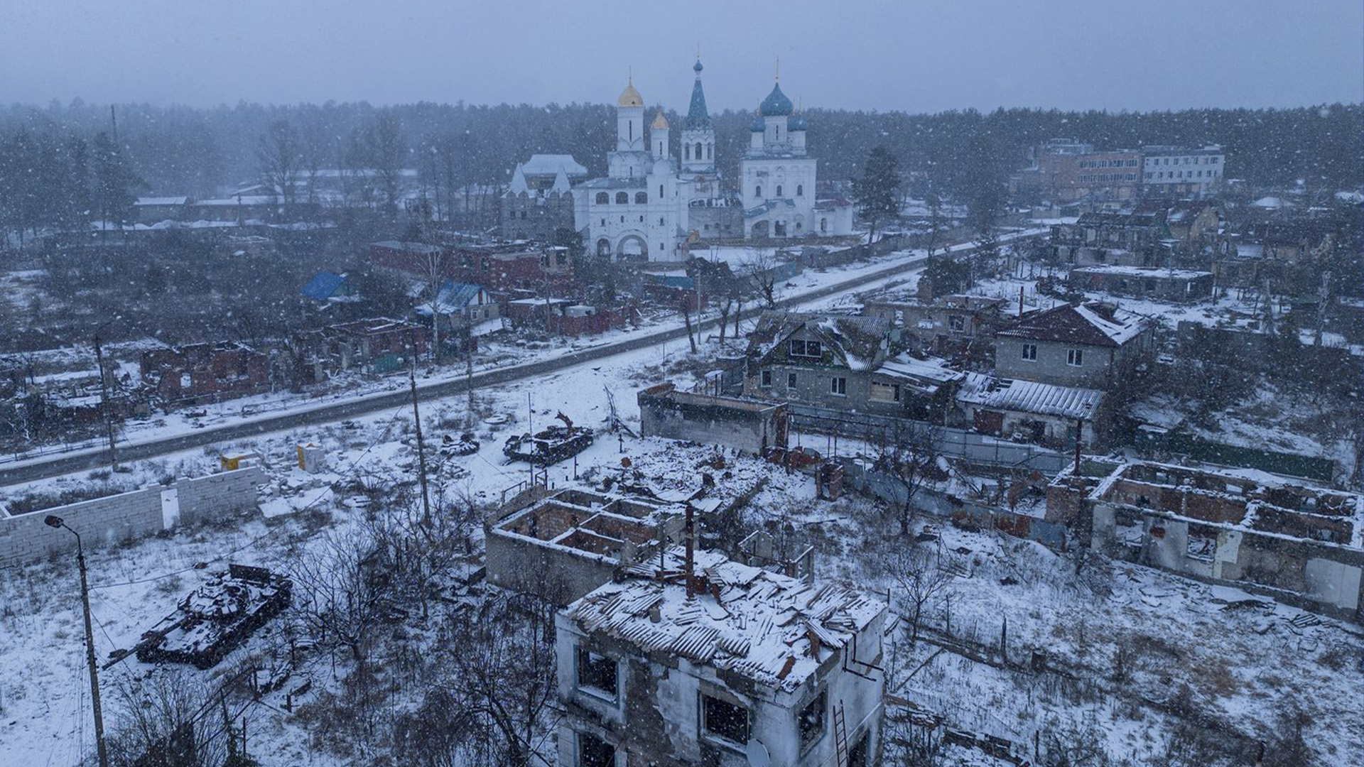 Des chars russes détruits sont immobilisés devant une église de Sviatohirsk, en Ukraine.