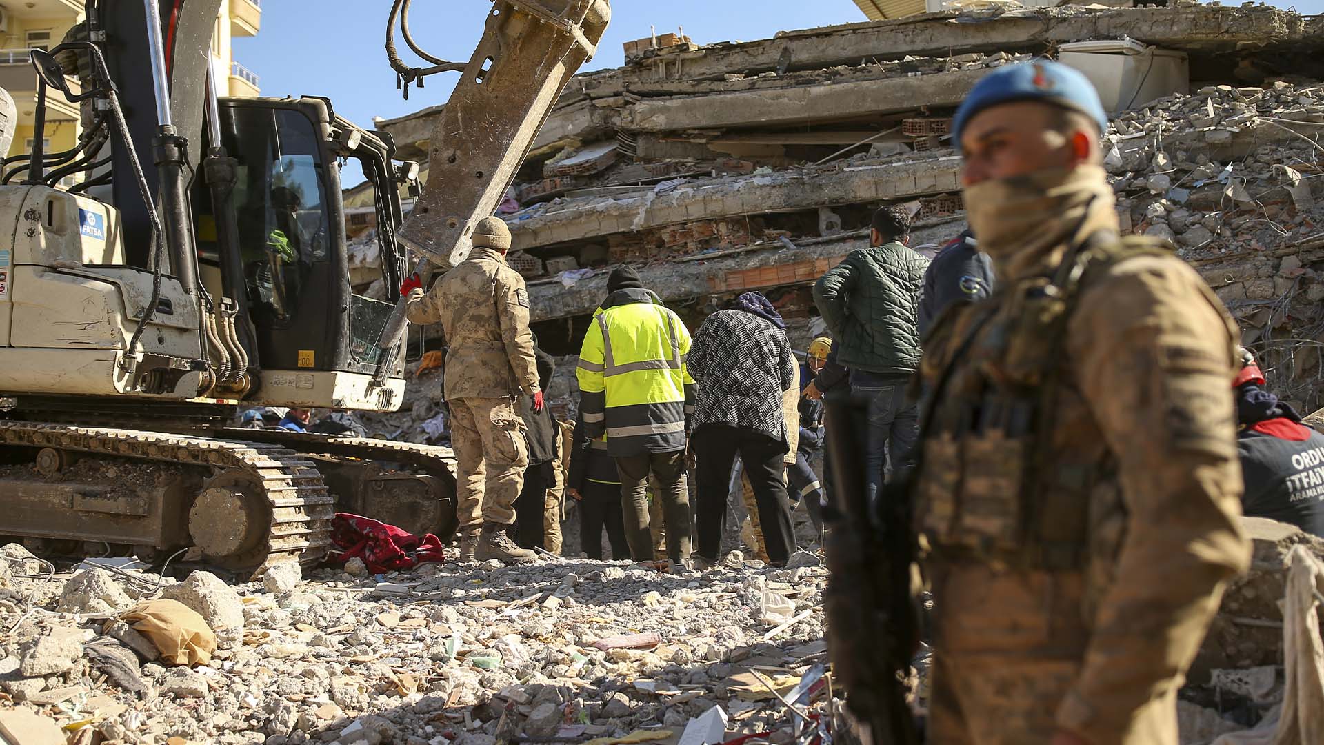 Des secouristes se tiennent sur un bâtiment effondré à Adiyaman, dans le sud de la Turquie, le 13 février 2023. 