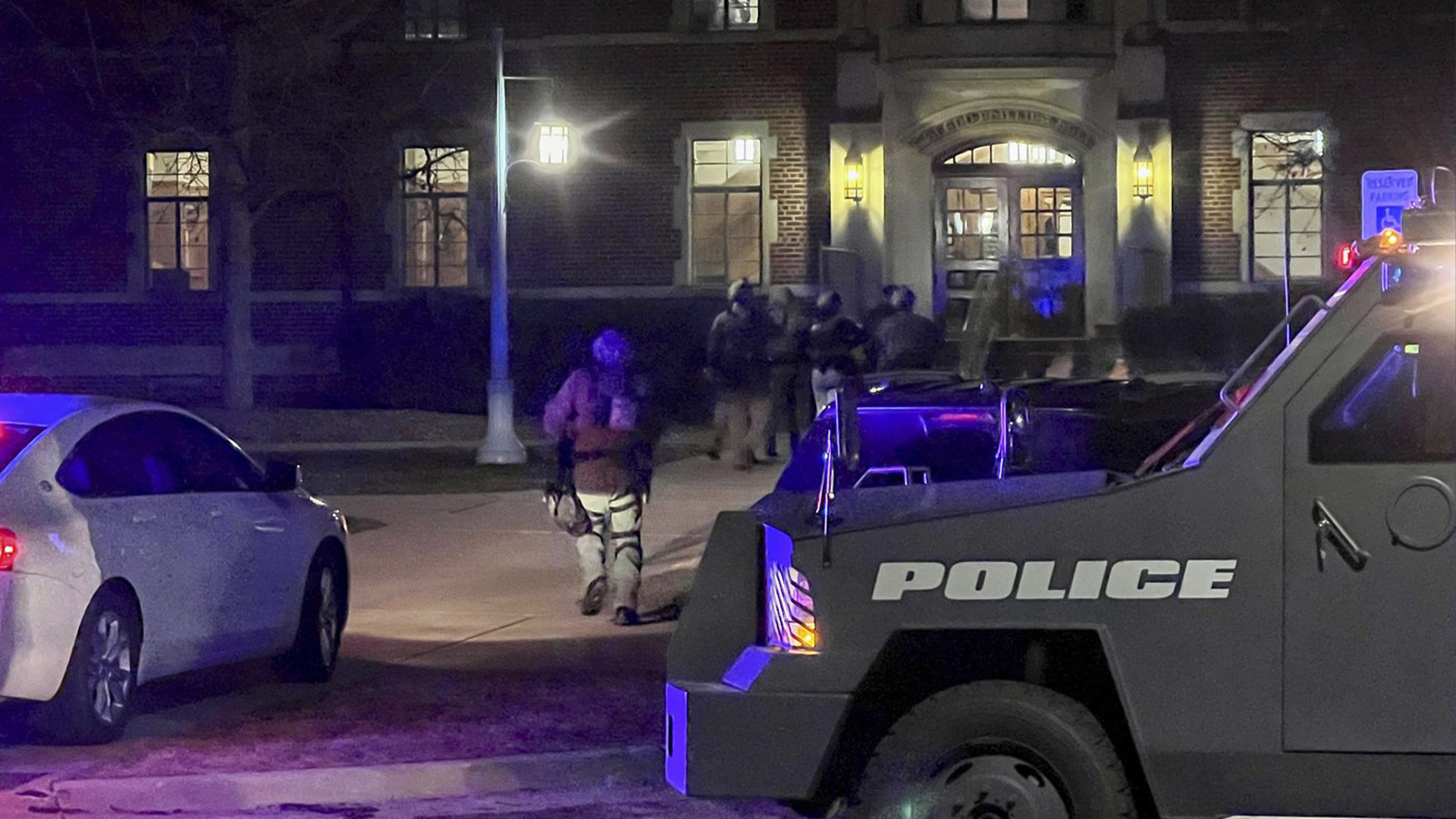 Des policiers armés avec des armes tirées se précipitent dans Phillips Hall sur le campus de l'Université d'État du Michigan, à East Lansing, Michigan, alors que les autorités répondent aux informations faisant état de fusillades, lundi 13 février 2023.