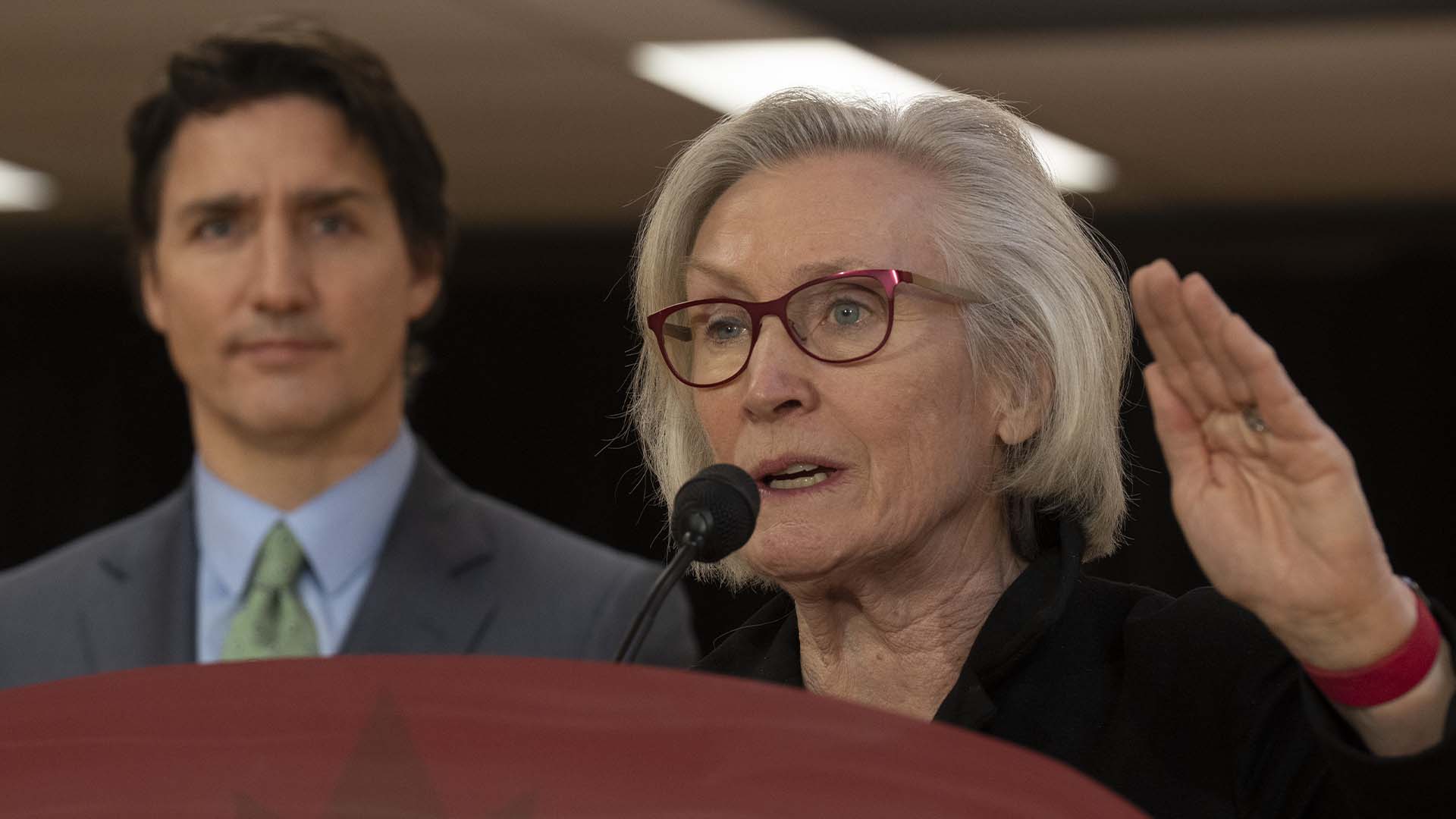 La ministre Bennett et le premier ministre du Canada Justin Trudeau lors d'un point de presse le 6 février 2023.