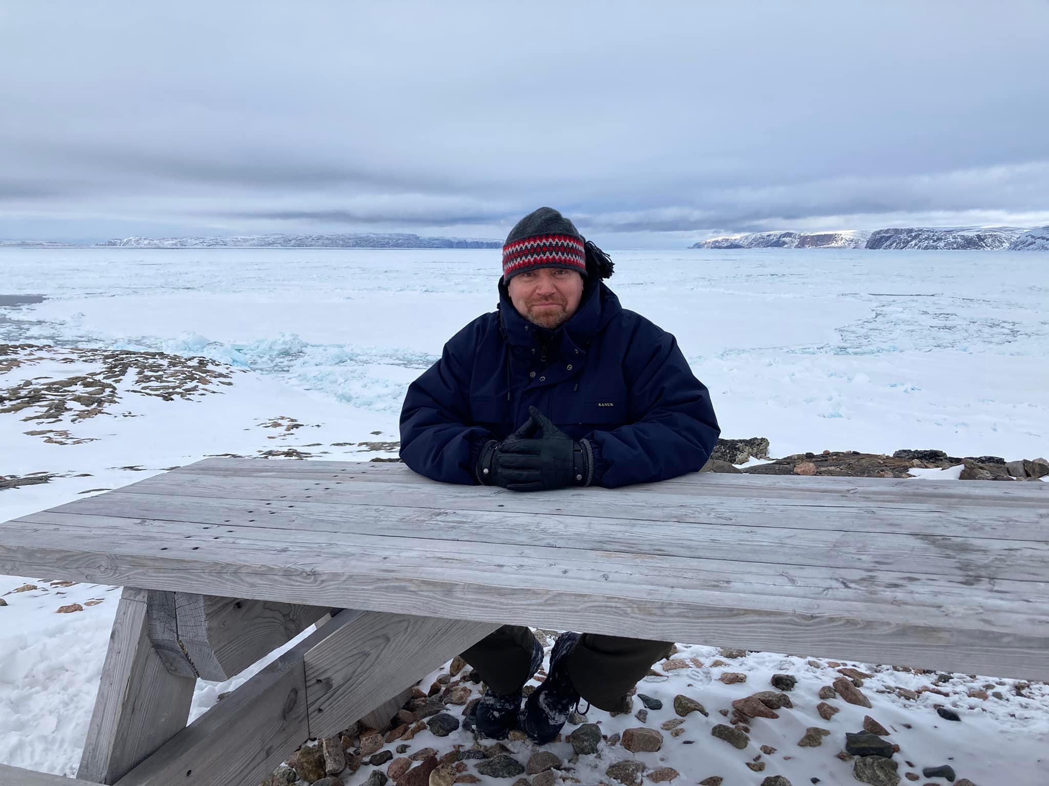 Le ministre des Relations avec les Premières Nations et les Inuit, Ian Lafrenière, lors d'une visite à Ivujivik en avril 2022.