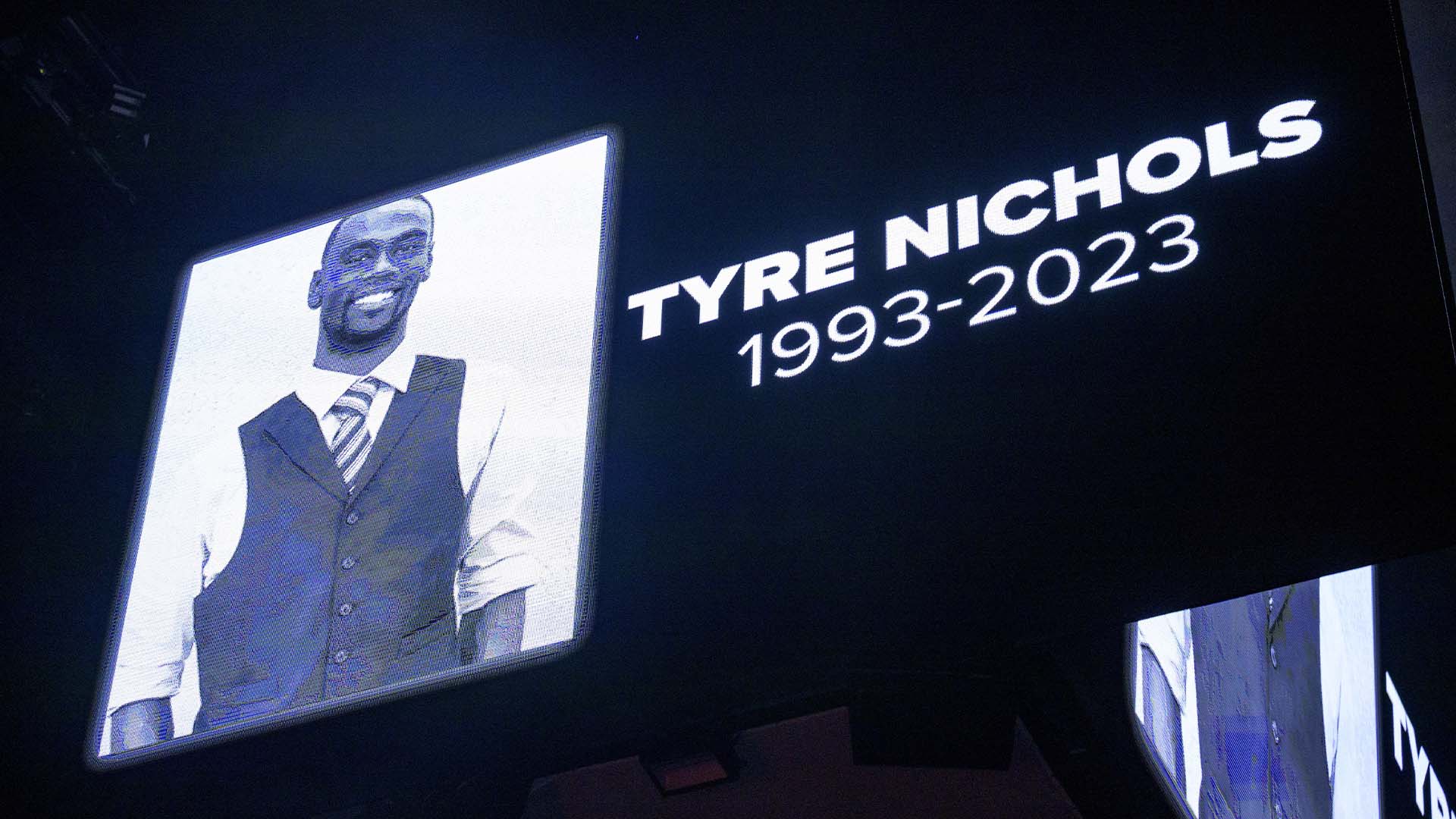 Une image de Tyre Nichols est montrée avant un match de basket NBA entre les Pélicans de la Nouvelle-Orléans et les Wizards, le samedi 28 janvier 2023.