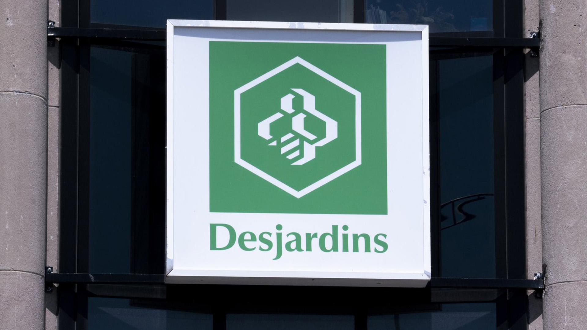 Une enseigne de la Caisse populaire Desjardins est vue à Montréal le 18 juin 2019.
