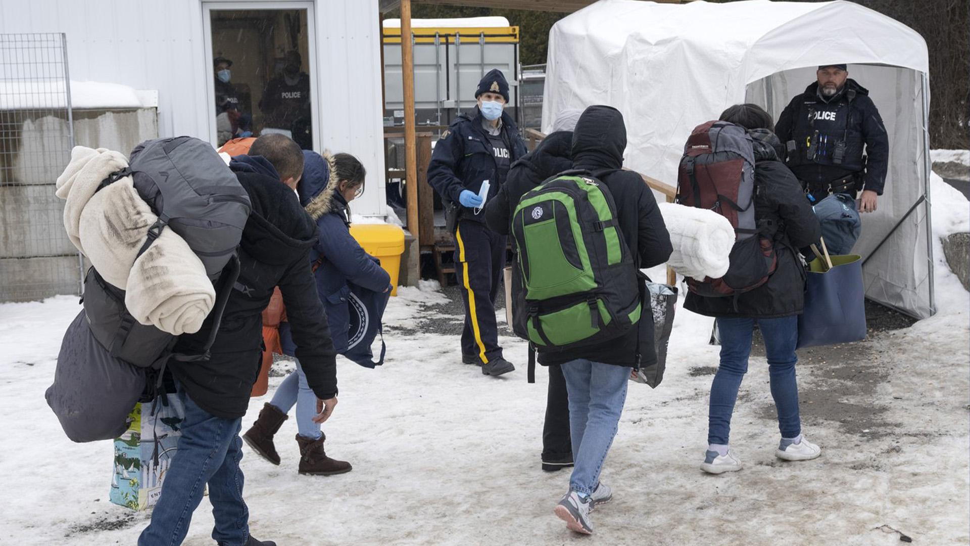Près de 40 000 demandeurs d'asile ont utilisé l'année dernière le chemin Roxham, en Montérégie, pour entrer au Canada, dont ce groupe de Colombiens photographié la semaine dernière.