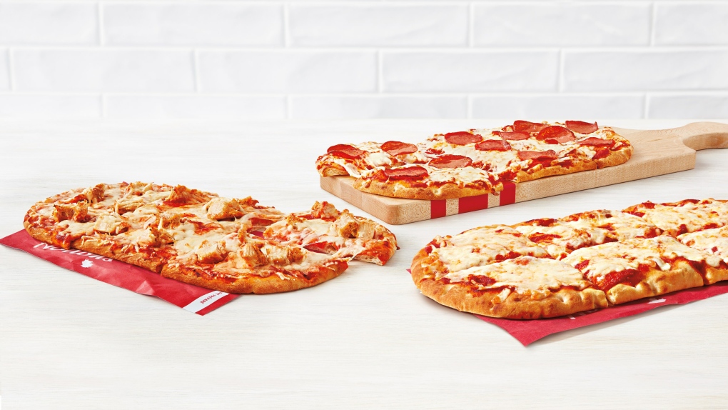 Ces pizzas seront offertes sur pain plat en trois saveurs, soit poulet parmesan, pepperoni et fromage.