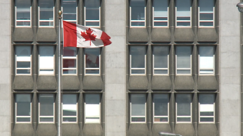 Des centaines de fonctionnaires fédéraux auraient demandé de l'aide pour relever les défis posés par le plan de retour au bureau imposé par le gouvernement du Canada..