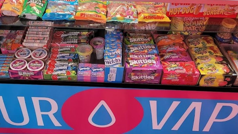 Un comptoir de bonbons dans un magasin de vapotage.
