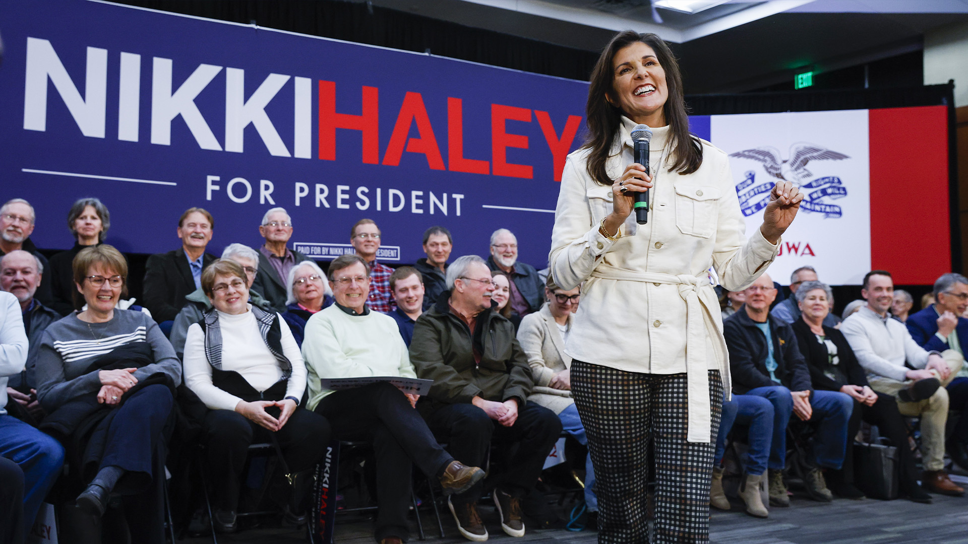 La candidate républicaine à la présidentielle Nikki Haley prend la parole lors d'une mairie à Legacy Manufacturing à Marion, Iowa, le mardi 21 février 2023.