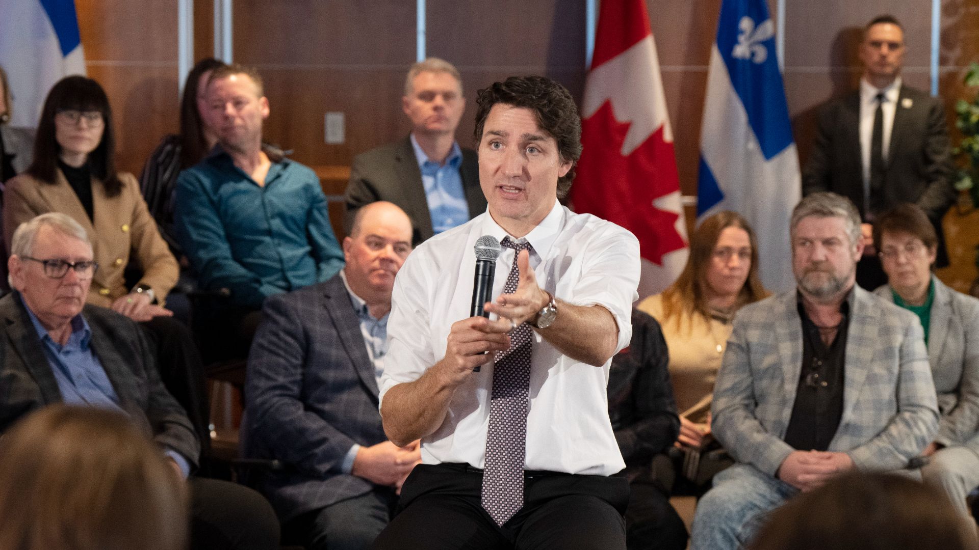 «Ce qu'on est en train de regarder, c'est qu'est-ce qu'on peut faire de façon ciblée pour aider les gens à tenir bon maintenant», a lancé Justin Trudeau lors d'une rencontre avec des producteurs agricoles.