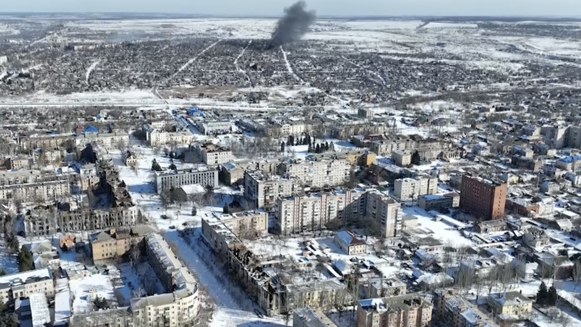 De nouvelles séquences vidéo de Bakhmut tournées depuis les airs avec un drone pour l'Associated Press montrent comment la plus longue bataille de l'invasion russe d'un an a transformé la ville des mines de sel et de gypse dans l'est de l'Ukraine en une ville fantôme. Les images ont été tournées le 13 février. Depuis les airs, l'ampleur de la destruction devient évidente.