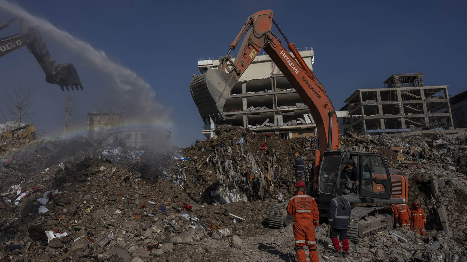Des excavatrices travaillent sur le site de bâtiments qui se sont effondrés lors du tremblement de terre de Kahramanmaras, en Turquie, le vendredi 17 février 2023. Un tremblement de terre de magnitude 7,8 avec son épicentre dans la province de Kharamanmaras, dans le sud-est de la Turquie, a frappé aux premières heures du 6 février, suivi de plusieurs répliques, dont une majeure de magnitude 7,5 neuf heures après la première secousse.