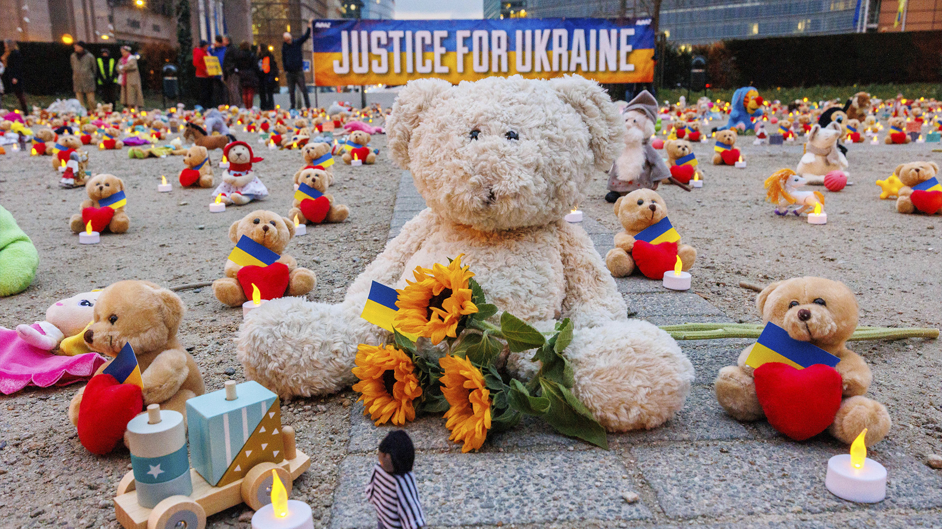 Veillée d'AVAAZ sur le rond-point Schuman à Bruxelles pour demander le retour des enfants volés en Ukraine - Un an de l'invasion de l'Ukraine par la Russie